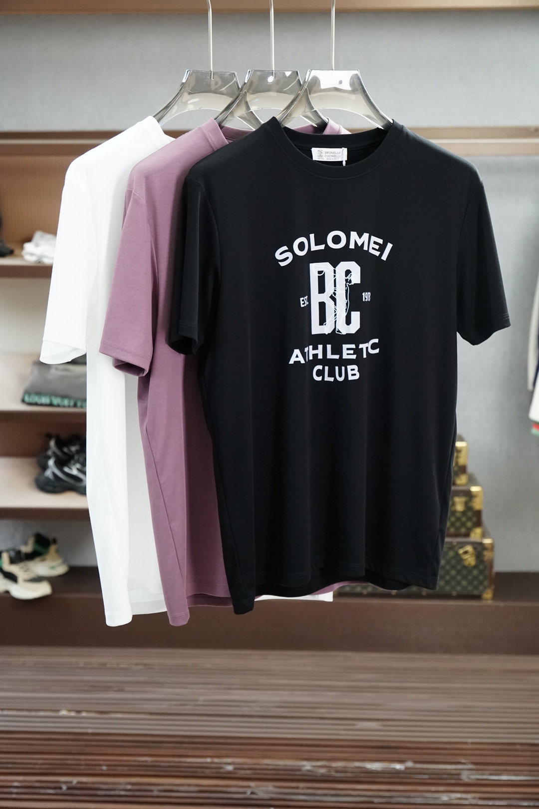 NO:849169,BC/ 2026 latest men's round neck short-sleeved T-shirt real shot, top quality goods, three-dimensional tailoring, customized pure cotton fabric, comfortable and breathable!  Customized brand logo embellishment ~ Charming and charming, the hand is delicate and soft, the upper body is comfortable and breathable, the style of a big brand is luxurious and elegant, the texture can only be imported and customized from Italy, versatile style, easy to wear, fine and meticulous workmanship, absolutely worth it!  Size M-3XL,,T-shirt,tees,t-shirt,19860909BC/ 2026最新男士圆领短袖T恤实物拍摄顶级好货立体剪裁 定制纯棉面料,舒适透气！定制品牌logo标点缀～迷人魅力手感细腻柔软, 上身舒适透气 ,大牌风范 奢华大气 进口意大利定制才有的质感 百搭款式 穿着不挑人 ,做工精细一丝不苟 ,绝对值得的好货！ 码数M-3XL,,T-shirt,tees，t-shirt,,Men's clothing