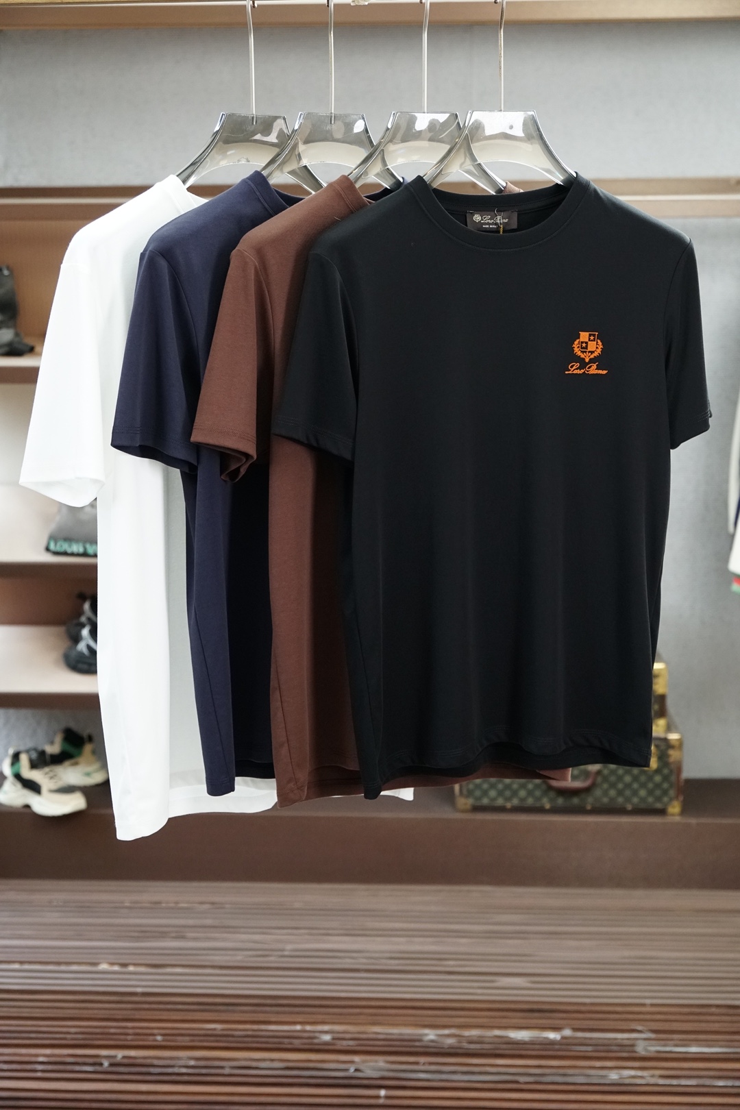NO:849172,LP, the latest 2026 men's round neck short-sleeved T-shirt, real shot, top quality goods, three-dimensional tailoring, customized pure cotton fabric, comfortable and breathable!  Customized brand logo embellishment ~ Charming and charming, the hand is delicate and soft, the upper body is comfortable and breathable, the style of a big brand is luxurious and elegant, the texture can only be imported and customized from Italy, versatile style, easy to wear, fine and meticulous workmanship, absolutely worth it!  Size M-3XL,,loro piana,T-shirt,tees,t-shirt,19860909LP,2026最新男士圆领短袖T恤实物拍摄顶级好货立体剪裁 定制纯棉面料,舒适透气！定制品牌logo标点缀～迷人魅力手感细腻柔软, 上身舒适透气 ,大牌风范 奢华大气 进口意大利定制才有的质感 百搭款式 穿着不挑人 ,做工精细一丝不苟 ,绝对值得的好货！ 码数M-3XL,,loro piana,T-shirt,tees，t-shirt,,Men's clothing
