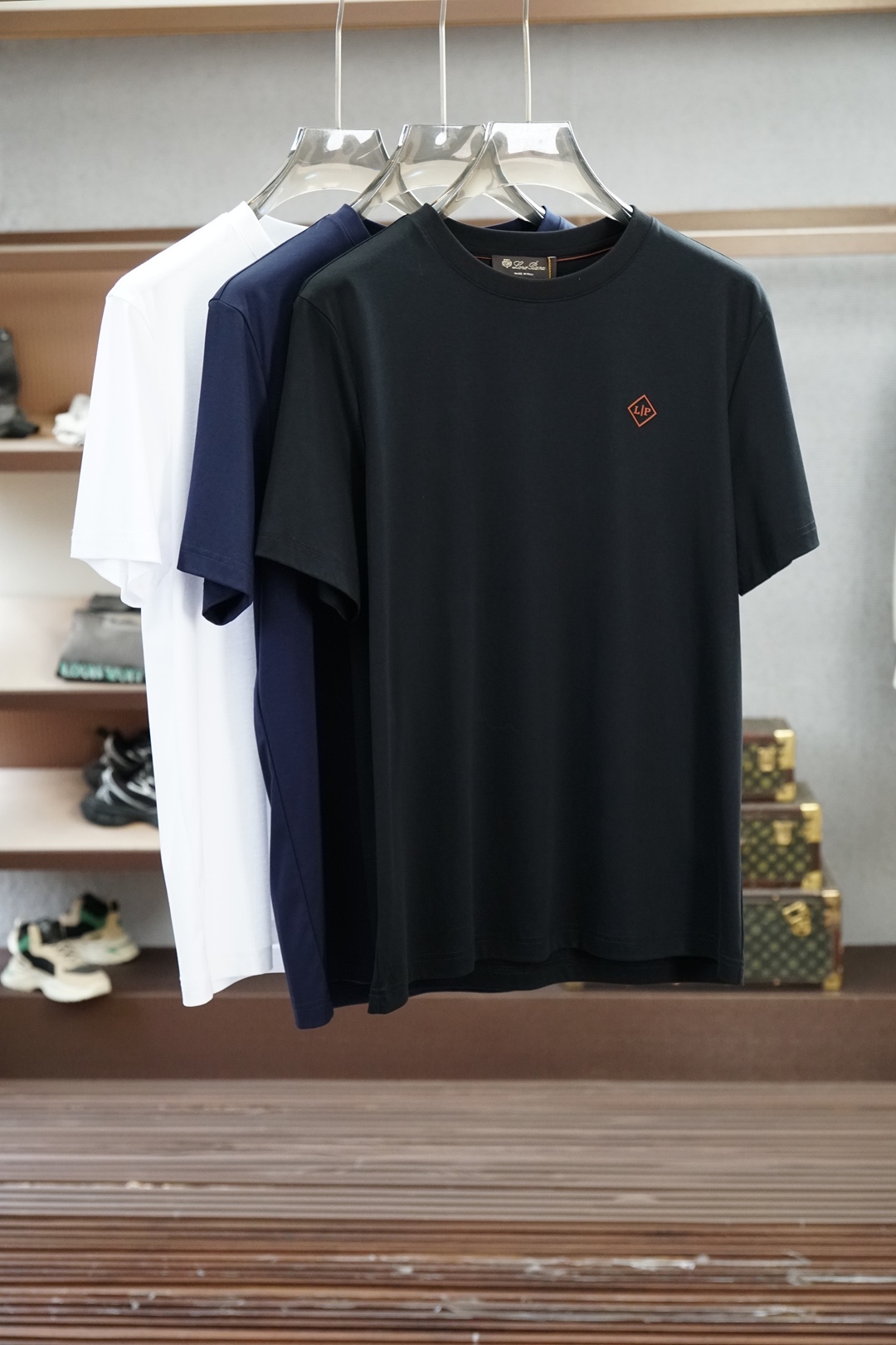 NO:849164,LP, the latest 2026 men's round neck short-sleeved T-shirt, real shot, top quality goods, three-dimensional tailoring, customized pure cotton fabric, comfortable and breathable!  Customized brand logo embellishment ~ Charming and charming, the hand is delicate and soft, the upper body is comfortable and breathable, the style of a big brand is luxurious and elegant, the texture can only be imported and customized from Italy, versatile style, easy to wear, fine and meticulous workmanship, absolutely worth it!  Size M-3XL,,loro piana,T-shirt,tees,t-shirt,19860909LP,2026最新男士圆领短袖T恤实物拍摄顶级好货立体剪裁 定制纯棉面料,舒适透气！定制品牌logo标点缀～迷人魅力手感细腻柔软, 上身舒适透气 ,大牌风范 奢华大气 进口意大利定制才有的质感 百搭款式 穿着不挑人 ,做工精细一丝不苟 ,绝对值得的好货！ 码数M-3XL,,loro piana,T-shirt,tees，t-shirt,,Men's clothing