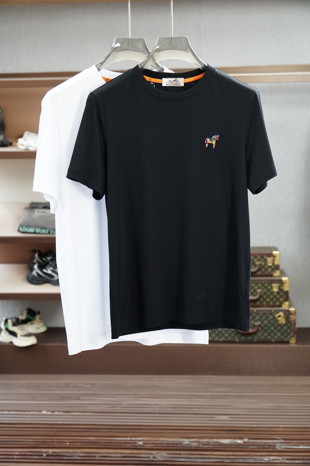 NO:849147,Hermes Hermes/2026 latest men's round neck short-sleeved T-shirt actual photo of top quality goods three-dimensional tailoring custom mercerized fabric, comfortable and breathable!  Customized brand logo embellishment ~ Charming and charming, the hand is delicate and soft, the upper body is comfortable and breathable, the style of a big brand is luxurious and elegant, the texture can only be imported and customized from Italy, versatile style, easy to wear, fine and meticulous workmanship, absolutely worth it!  Size M-3XL,,hermes,hermes,T-shirt,tees,t-shirt,19860909Hermes爱马仕/2026最新男士圆领短袖T恤实物拍摄顶级好货立体剪裁 定制丝光面料,舒适透气！定制品牌logo标点缀～迷人魅力手感细腻柔软, 上身舒适透气 ,大牌风范 奢华大气 进口意大利定制才有的质感 百搭款式 穿着不挑人 ,做工精细一丝不苟 ,绝对值得的好货！ 码数M-3XL,,hermes,hermes,T-shirt,tees，t-shirt,,Men's clothing