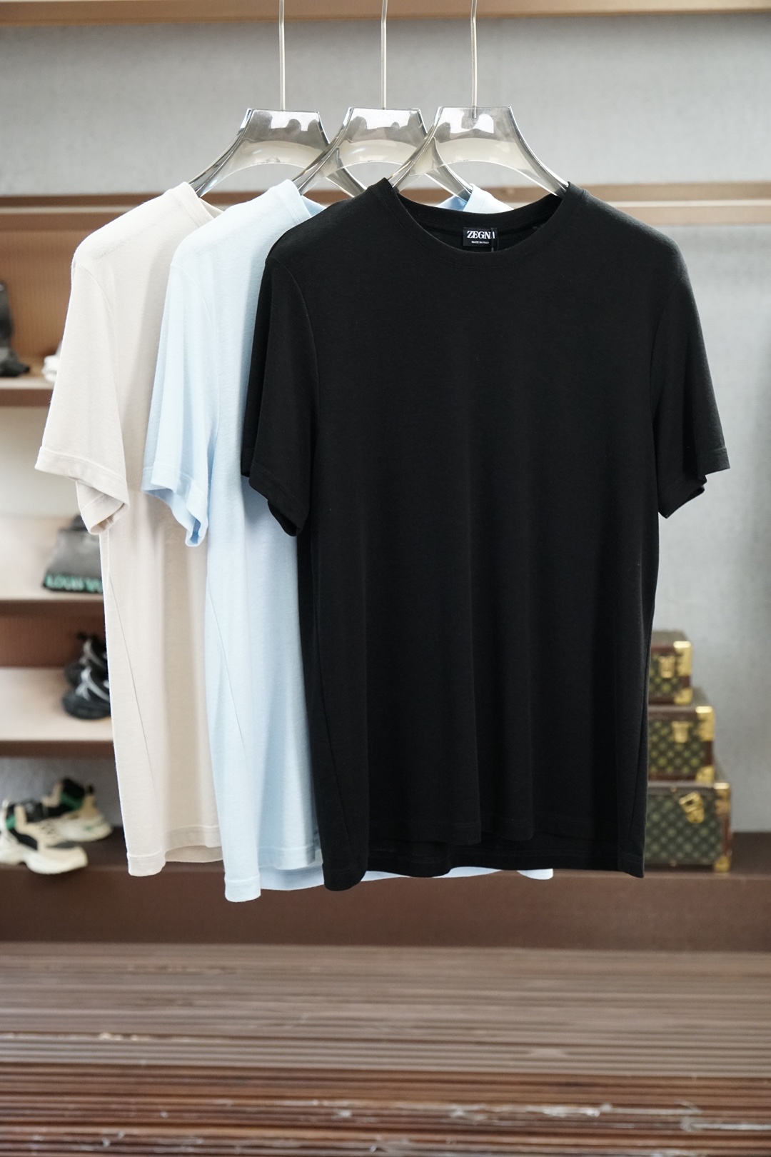 NO:849153,LP/2026 Spring and Summer New Short Sleeve This style is made of imported high-grade imported cotton Lyocell Tencel fabric, a rare type on the market. It has a traditional round neck design, simple and elegant, classic logo embroidery, exquisite and three-dimensional. It seems low-key and simple, but it brings an unusual sense of high-end and high brand identity; the upper body is tasteful and stylish, and it is super versatile and never goes out of style. It can be easily used for business and leisure, and is full of trendy gentleman style!  The details and craftsmanship are amazing!  A must-have for men's wardrobe!  The style is simple, stylish and casual!  Super handsome upper body!  Don’t miss it if you like it!  Original cotton and linen material, skin-friendly and comfortable, breathable and refreshing, different from ordinary cotton materials. Four colors available, sizes M-3XL, loro piana, T-shirt,19860909LP/2026春夏新款短袖 此款采用进口高档进口棉莱赛尔天丝材质面料市面罕见类型,传统圆领领设计,简单大方,经典logo刺绣,精致而有立体感,看似低调简约,却带来不同寻常的高级感,品牌标识度高；上身有品位有格调,且超级百搭,永不过时,商务休闲皆可轻松应对,满满的新潮绅士风！细节工艺都非常赞！男士衣橱必备！版型简约大气时尚休闲！上身超帅！喜欢的不要错过！原版棉麻材质,亲肤舒适,透气清爽,区别通货纯棉材质.四色可选#尺码M-3XL,,loro piana,T-shirt,,Men's clothing