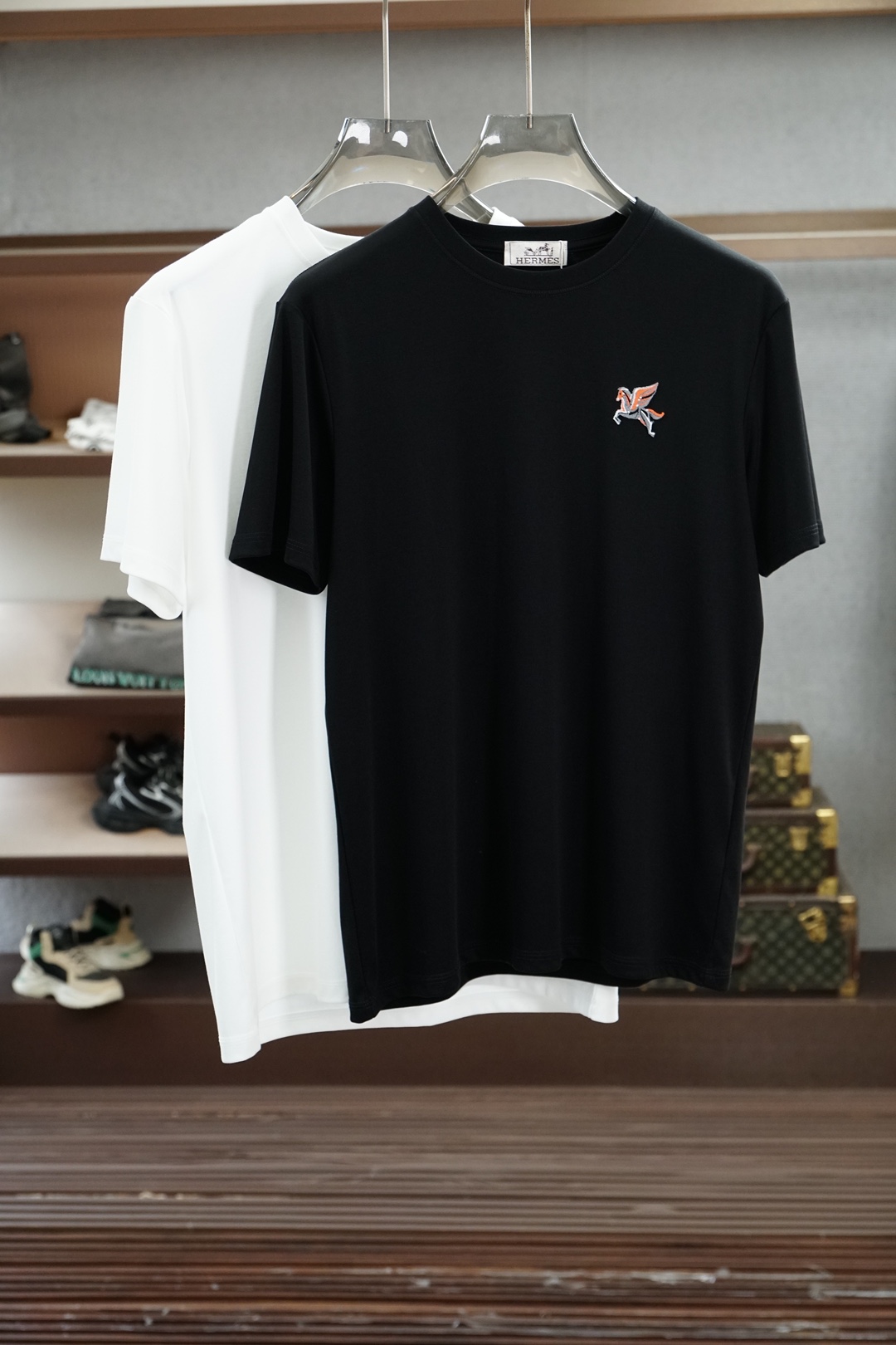 NO:849151,Hermes Hermes/2026 latest men's round neck short-sleeved T-shirt actual photo of top quality goods three-dimensional tailoring custom mercerized fabric, comfortable and breathable!  Customized brand logo embellishment ~ Charming and charming, the hand is delicate and soft, the upper body is comfortable and breathable, the style of a big brand is luxurious and elegant, the texture can only be imported and customized from Italy, versatile style, easy to wear, fine and meticulous workmanship, absolutely worth it!  Size M-3XL,,hermes,hermes,T-shirt,tees,t-shirt,19860909Hermes爱马仕/2026最新男士圆领短袖T恤实物拍摄顶级好货立体剪裁 定制丝光面料,舒适透气！定制品牌logo标点缀～迷人魅力手感细腻柔软, 上身舒适透气 ,大牌风范 奢华大气 进口意大利定制才有的质感 百搭款式 穿着不挑人 ,做工精细一丝不苟 ,绝对值得的好货！ 码数M-3XL,,hermes,hermes,T-shirt,tees，t-shirt,,Men's clothing