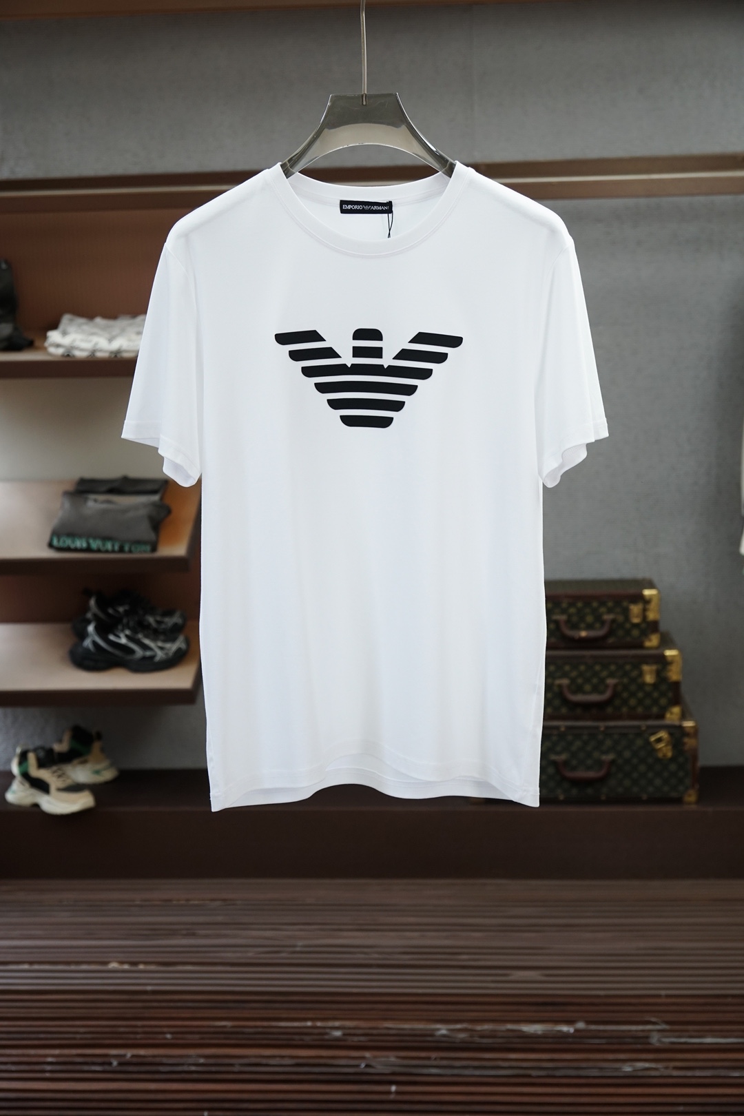 NO:849173,Armani/2026 latest men's round neck short-sleeved T-shirt real shot, top quality goods, three-dimensional tailoring, customized mercerized fabric, comfortable and breathable!  Customized brand logo embellishment ~ Charming and charming, the hand is delicate and soft, the upper body is comfortable and breathable, the style of a big brand is luxurious and elegant, the texture can only be imported and customized from Italy, versatile style, easy to wear, fine and meticulous workmanship, absolutely worth it!  Size M-3XL,,armani,T-shirt,tees,t-shirt,19860909阿玛尼/2026最新男士圆领短袖T恤实物拍摄顶级好货立体剪裁 定制丝光面料,舒适透气！定制品牌logo标点缀～迷人魅力手感细腻柔软, 上身舒适透气 ,大牌风范 奢华大气 进口意大利定制才有的质感 百搭款式 穿着不挑人 ,做工精细一丝不苟 ,绝对值得的好货！ 码数M-3XL,,armani,T-shirt,tees，t-shirt,,Men's clothing
