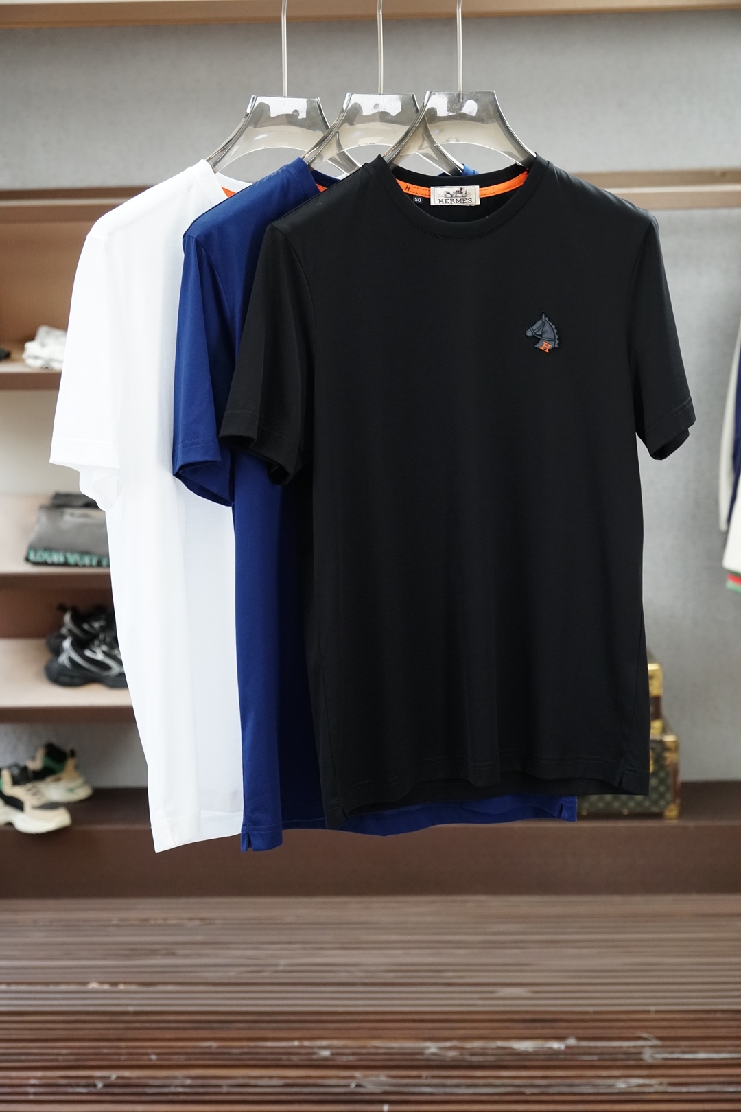NO:849161,Hermes Hermes/2026 latest men's round neck short-sleeved T-shirt actual photo of top quality goods three-dimensional tailoring custom mercerized fabric, comfortable and breathable!  Customized brand logo embellishment ~ Charming and charming, the hand is delicate and soft, the upper body is comfortable and breathable, the style of a big brand is luxurious and elegant, the texture can only be imported and customized from Italy, versatile style, easy to wear, fine and meticulous workmanship, absolutely worth it!  Size M-3XL,,hermes,hermes,T-shirt,tees,t-shirt,19860909Hermes爱马仕/2026最新男士圆领短袖T恤实物拍摄顶级好货立体剪裁 定制丝光面料,舒适透气！定制品牌logo标点缀～迷人魅力手感细腻柔软, 上身舒适透气 ,大牌风范 奢华大气 进口意大利定制才有的质感 百搭款式 穿着不挑人 ,做工精细一丝不苟 ,绝对值得的好货！ 码数M-3XL,,hermes,hermes,T-shirt,tees，t-shirt,,Men's clothing