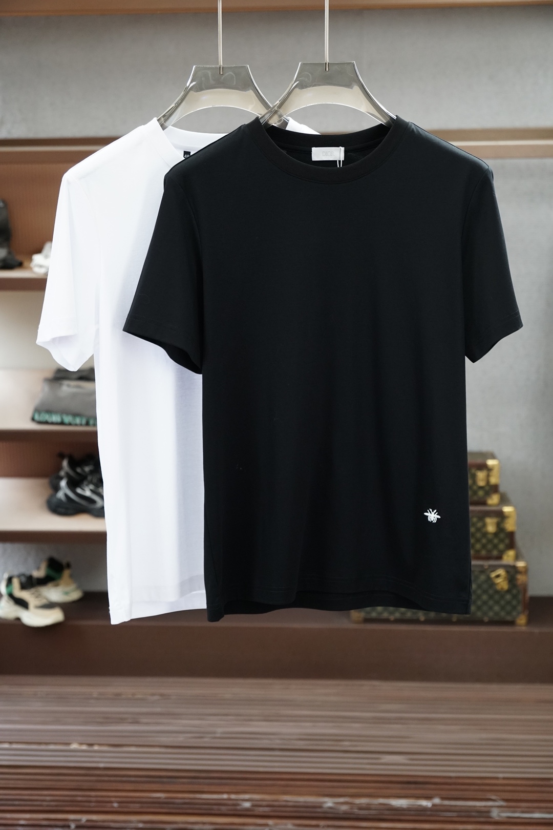 NO:849167,Dior Dior - 2026 latest men's round neck short-sleeved T-shirt real shot, top quality goods, three-dimensional tailoring, customized mercerized fabric, comfortable and breathable!  Customized brand logo embellishment ~ Charming and charming, the hand is delicate and soft, the upper body is comfortable and breathable, the style of a big brand is luxurious and elegant, the texture can only be imported and customized from Italy, versatile style, easy to wear, fine and meticulous workmanship, absolutely worth it!  Size M-3XL,,dior,dior,T-shirt,tees,t-shirt,19860909Dior迪奥-2026最新男士圆领短袖T恤实物拍摄顶级好货立体剪裁 定制丝光面料,舒适透气！定制品牌logo标点缀～迷人魅力手感细腻柔软, 上身舒适透气 ,大牌风范 奢华大气 进口意大利定制才有的质感 百搭款式 穿着不挑人 ,做工精细一丝不苟 ,绝对值得的好货！ 码数M-3XL,,dior,dior,T-shirt,tees，t-shirt,,Men's clothing