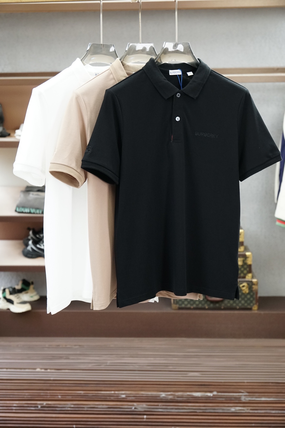 NO:849137,BBR Burberry/SS26 spring and summer brand letter & iconic letter embroidery logo Polo shirt, presented in the simplest form, embodying business or casual elegance, made of 80-count double-strand mercerized pique cotton fabric, bright luster, good wrinkle resistance, comfortable and breathable upper body, high-quality fabric; color black, white khaki, size M-XXXL,, burberry,19860909BBR巴宝莉/SS26春夏品牌字母&标志性字母刺绣标识Polo衫,以最简约的形式呈现,体现商务或休闲雅致风格,采用80支双股丝光珠地棉面料,光泽明亮抗皱性佳、上身舒适透气、高品质面料； 颜色黑色、白色卡其色 尺码M-XXXL,,burberry,,Men's clothing