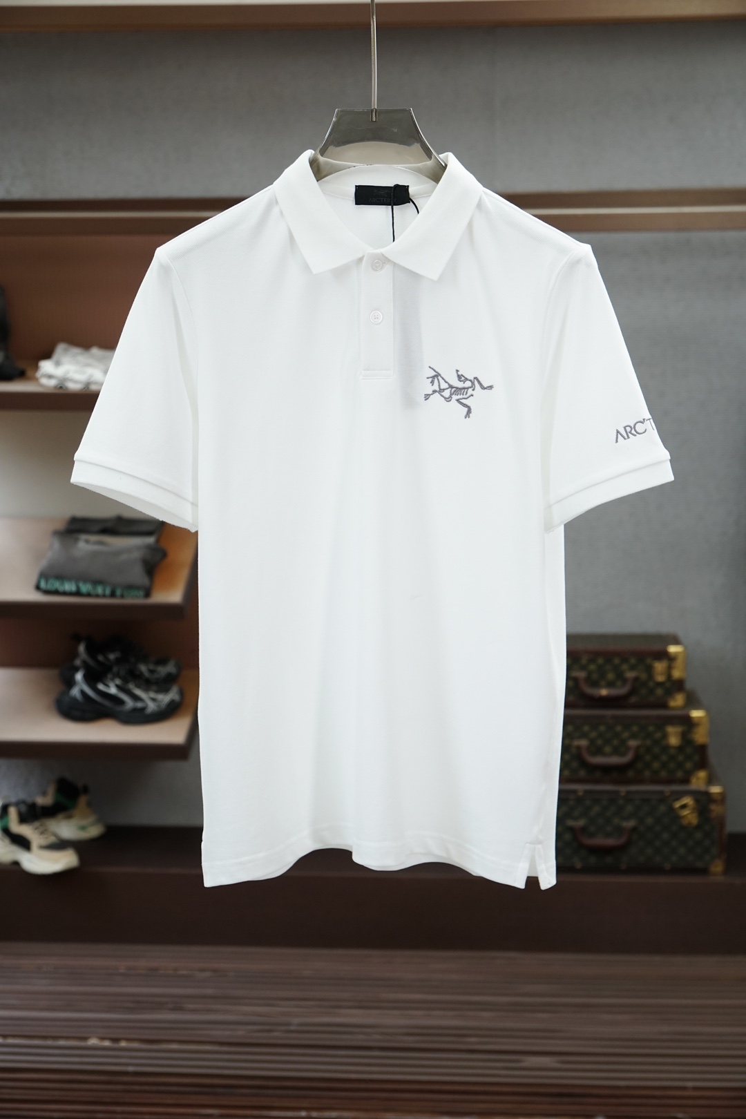 NO:849150,Arc'teryx/SS26 spring and summer brand letter & iconic letter embroidery logo polo shirt, presented in the simplest form, reflecting business or casual elegance, with white front shoulder design, made of 80-count double-strand mercerized pique cotton fabric, bright luster, good wrinkle resistance, comfortable and breathable upper body, high-quality fabric; color black, white, size M-XXXL, arc'teryx,19860909始祖鸟/SS26春夏品牌字母&标志性字母刺绣标识Polo衫,以最简约的形式呈现,体现商务或休闲雅致风格,正面肩膀拼接白色设计,采用80支双股丝光珠地棉面料,光泽明亮抗皱性佳、上身舒适透气、高品质面料； 颜色黑色、白色 尺码M-XXXL,arc'teryx,,Men's clothing