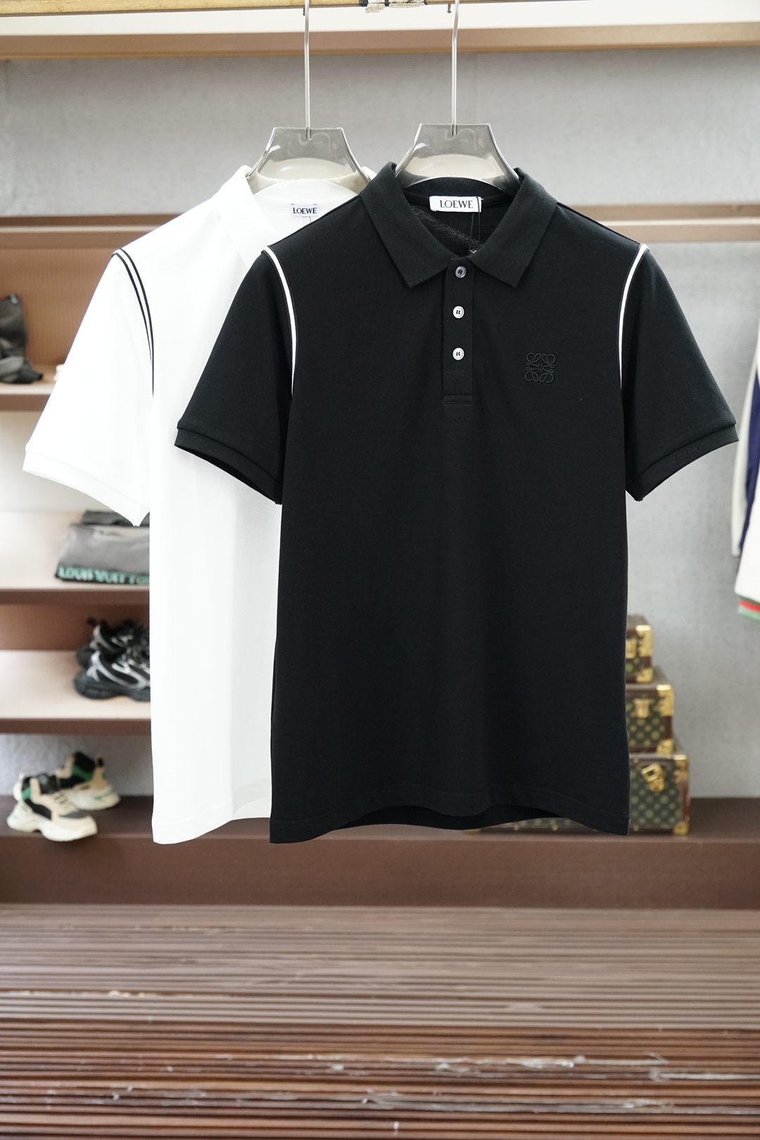 NO:849148,Loewe Loewe, SS26 spring and summer brand letter & iconic letter embroidered logo Polo shirt, presented in the simplest form, embodying business or casual elegance, with white front shoulder design, made of 80-count double-strand mercerized pique cotton fabric, bright luster, good wrinkle resistance, comfortable and breathable upper body, high-quality fabric; color black, white, size M-XXXL,, loewe, loewe,19860909Loewe罗意威,SS26春夏品牌字母&标志性字母刺绣标识Polo衫,以最简约的形式呈现,体现商务或休闲雅致风格,正面肩膀拼接白色设计,采用80支双股丝光珠地棉面料,光泽明亮抗皱性佳、上身舒适透气、高品质面料； 颜色黑色、白色 尺码M-XXXL,,loewe,loewe,,Men's clothing