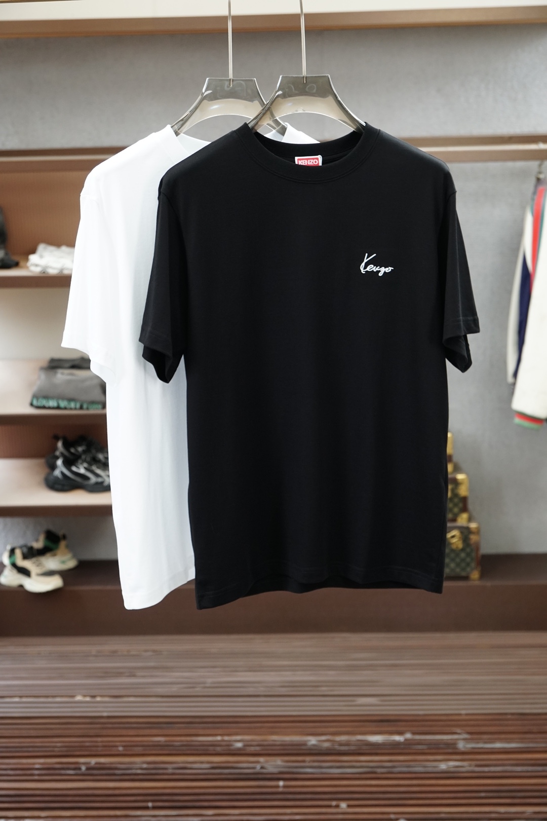 NO:849149,Kenzo/SS26 new spring and summer short-sleeved T-shirt, with digital printing on the front and woven label patchwork sewn on the hem to highlight the brand recognition. It is made of high-count and high-density 80-count double-strand mercerized cotton. The upper body is comfortable and breathable, soft, delicate and micro-elastic, high-quality fabric; color black, white, size M-XXXL,, T-shirt, tees, t-shirt,19860909Kenzo/SS26春夏新品短袖T恤,正面数码印花印花、下摆缝制织唛拼饰,彰显品牌辨识度,采用高支数高密度80支双股丝光棉,上身舒适透气、柔软细腻微弹、高品质面料； 颜色黑色、白色 尺码M-XXXL,,T-shirt,tees，t-shirt,,Men's clothing