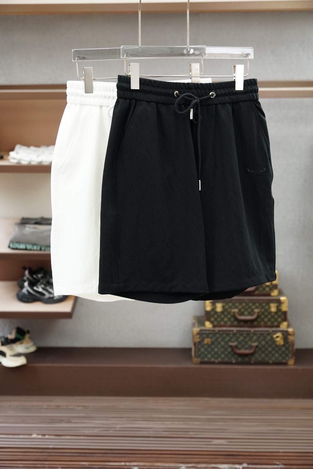 NO:849176,Fendi Fendi - 2026ss new product launched Men's shorts are made of pure cotton fabrics, which are treated with special technology to achieve a dual balance of skin-friendly and stiff; jacquard technology is integrated into the side seams, low-key and unobtrusive; GOLO hardware adopts precision casting and polishing technology, which is wear-resistant and anti-wear, and has a long-lasting luster. From fabrics to hardware, everything is redefined for high-end leisure. Sizes M-3XL,,fendi,fendi,shorts,19860909Fendi芬迪-2026ss新品上线 男士短裤 精选纯棉面料,经特殊工艺处理,实现亲肤与挺括的双重平衡；提花工艺融入侧缝,低调不张扬；GOLO五金件采用精铸抛光工艺,耐磨抗造,光泽持久.从面料到五金,每一处都为高端休闲重新定义.尺码M-3XL,,fendi,fendi,shorts,,Men's clothing