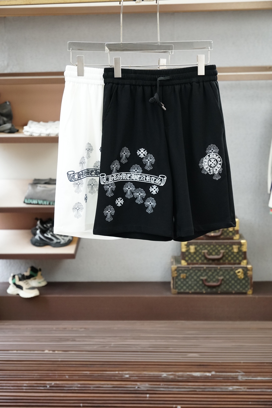 NO:849156,Chrome Hearts - 2026ss new products are launched. Men's shorts are made of pure cotton fabrics, which are treated with special processes to achieve a double balance of skin-friendly and stiffness; jacquard technology is integrated into the side seams, low-key and unobtrusive; GOLO hardware adopts precision casting and polishing technology, which is wear-resistant and anti-wear, and has a long-lasting luster. From fabrics to hardware, every aspect is redefined for high-end leisure. Sizes M-3XL, chrome hearts, shorts,19860909克罗心-2026ss新品上线 男士短裤 精选纯棉面料,经特殊工艺处理,实现亲肤与挺括的双重平衡；提花工艺融入侧缝,低调不张扬；GOLO五金件采用精铸抛光工艺,耐磨抗造,光泽持久.从面料到五金,每一处都为高端休闲重新定义.尺码M-3XL,,chrome hearts,shorts,,Men's clothing