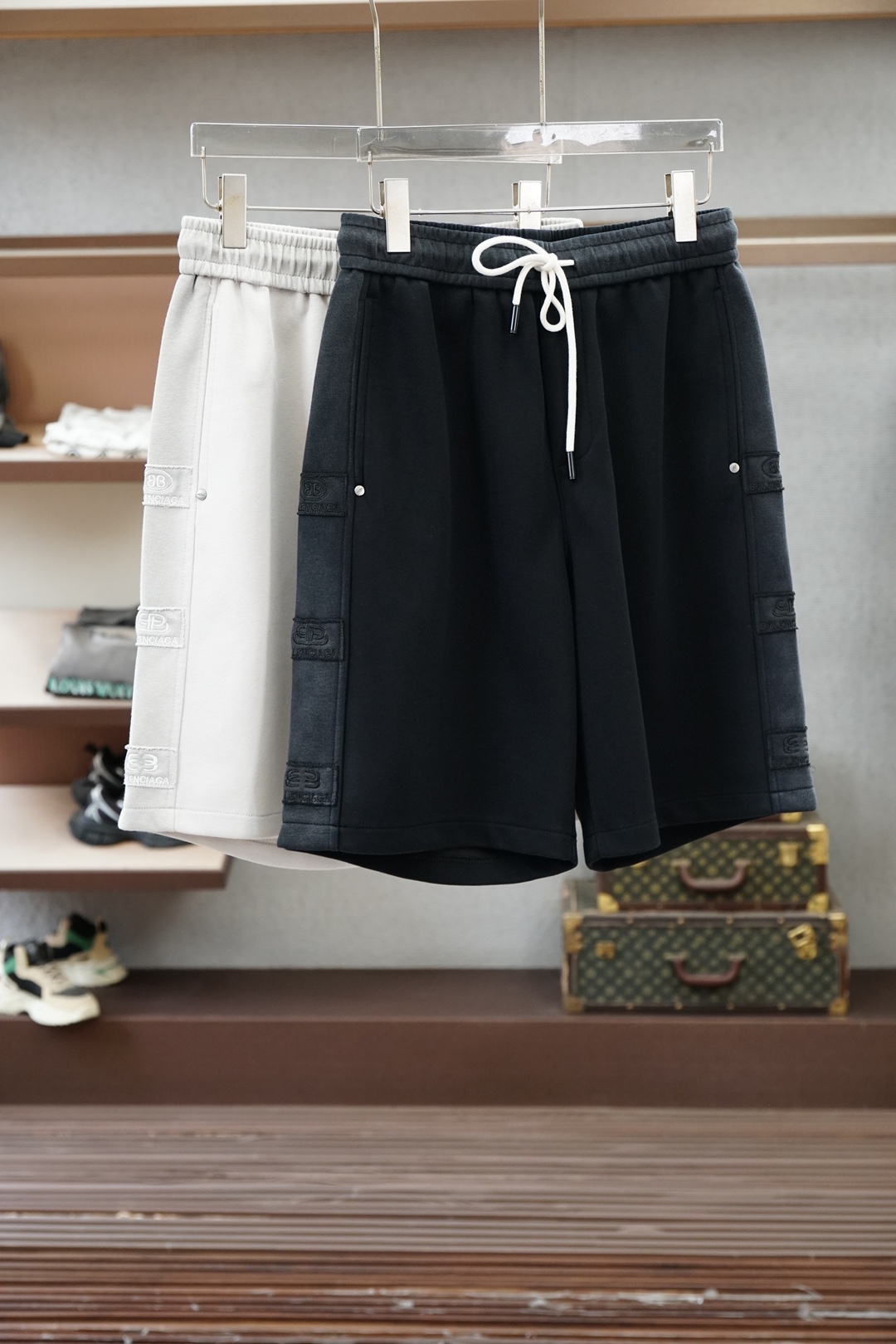 NO:849181,Balenciaga's 2026ss new product is launched. Men's shorts are made of pure cotton fabrics, which are treated with special processes to achieve a dual balance of skin-friendly and stiffness; GOLO hardware adopts precision casting and polishing technology, which is wear-resistant and anti-wear, and has a long-lasting luster. From fabrics to hardware, everything is redefined for high-end leisure. Sizes M-3XL, balenciaga, shorts,19860909巴黎世家2026ss新品上线 男士短裤 精选纯棉面料,经特殊工艺处理,实现亲肤与挺括的双重平衡；GOLO五金件采用精铸抛光工艺,耐磨抗造,光泽持久.从面料到五金,每一处都为高端休闲重新定义.尺码M-3XL,,balenciaga,shorts,,Men's clothing