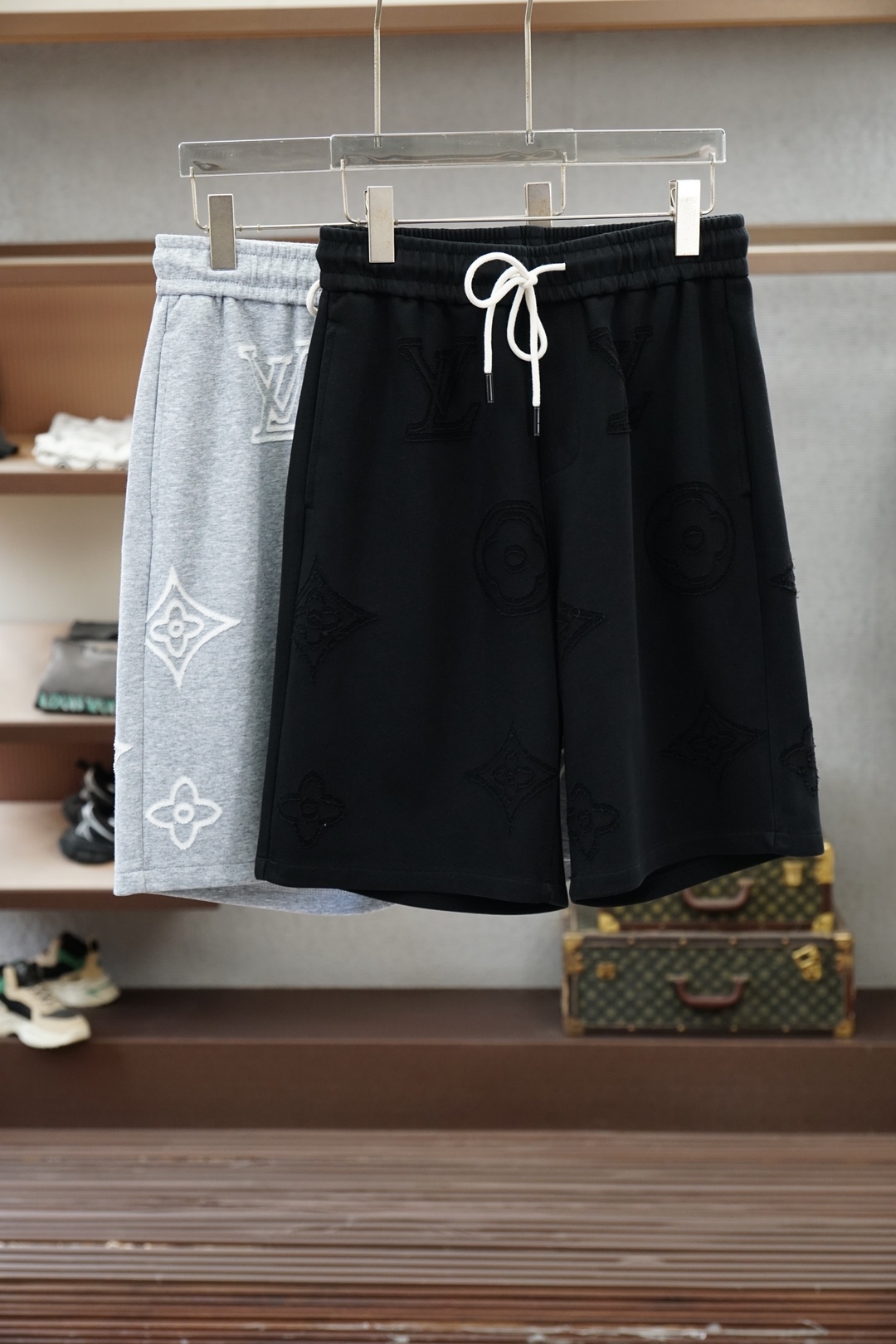 NO:849162,Lv 2026ss new products are launched. Men's shorts are made of pure cotton fabrics, which are treated with special processes to achieve a dual balance of skin-friendly and stiffness; GOLO hardware adopts precision casting and polishing technology, which is wear-resistant and anti-wear, and has a long-lasting luster. From fabrics to hardware, every aspect is redefined for high-end leisure. Sizes M-3XL, Louis Vuitton, shorts,19860909Lv 2026ss新品上线 男士短裤 精选纯棉面料,经特殊工艺处理,实现亲肤与挺括的双重平衡；GOLO五金件采用精铸抛光工艺,耐磨抗造,光泽持久.从面料到五金,每一处都为高端休闲重新定义.尺码M-3XL,,louis vuitton,shorts,,Men's clothing