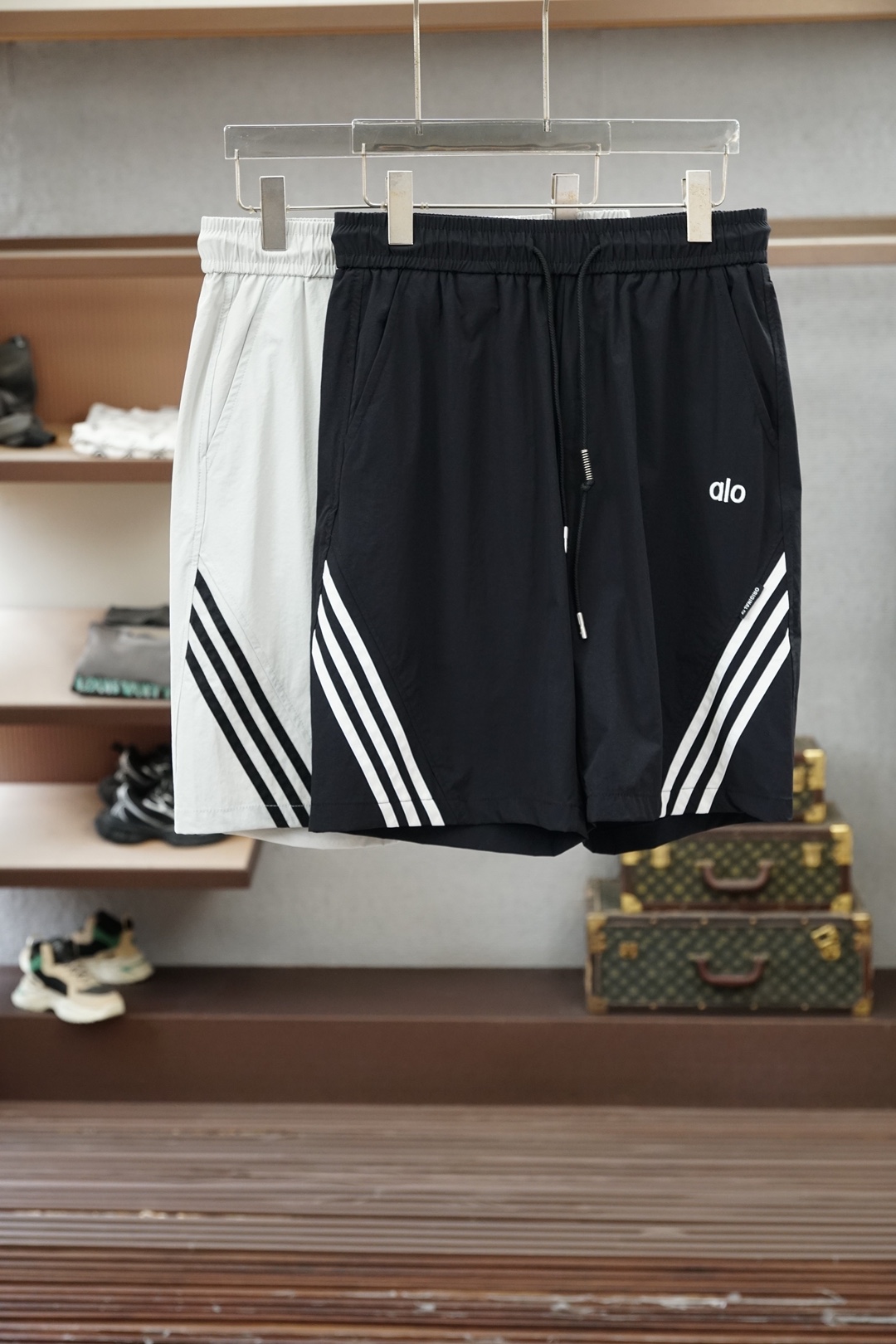 NO:849168,Oupa - 2026ss new products are launched. Men's shorts are made of pure cotton fabrics, which are treated with special processes to achieve a dual balance of skin-friendly and stiffness; GOLO hardware adopts precision casting and polishing technology, which is wear-resistant and anti-wear, and has a long-lasting luster. From fabrics to hardware, every aspect is redefined for high-end leisure. Sizes M-3XL,, shorts,19860909欧跑-2026ss新品上线 男士短裤 精选纯棉面料,经特殊工艺处理,实现亲肤与挺括的双重平衡；GOLO五金件采用精铸抛光工艺,耐磨抗造,光泽持久.从面料到五金,每一处都为高端休闲重新定义.尺码M-3XL,,shorts,,Men's clothing