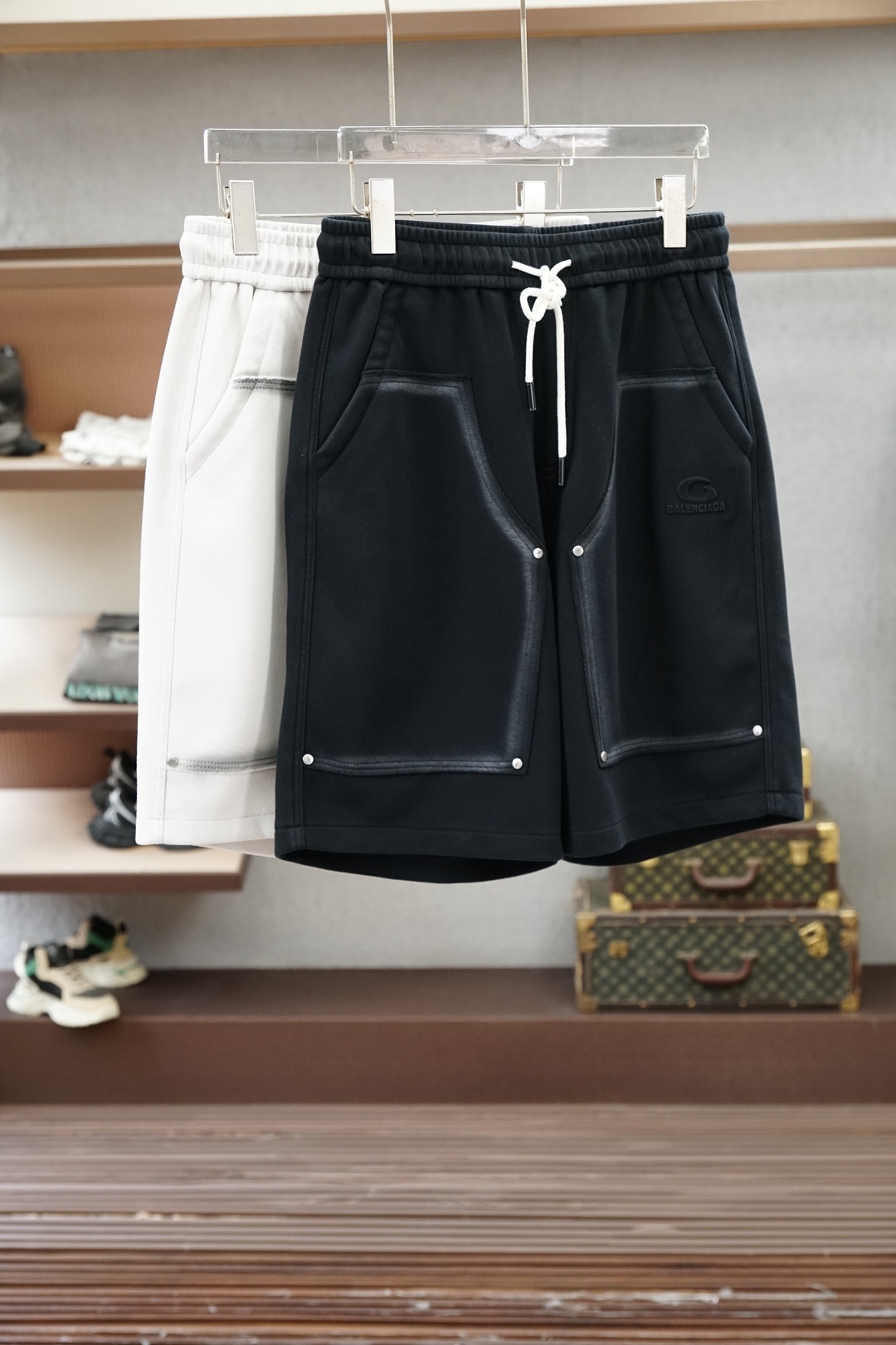 NO:849178,Balenciaga's 2026ss new product is launched. Men's shorts are made of pure cotton fabrics, which are treated with special processes to achieve a dual balance of skin-friendly and stiffness; GOLO hardware adopts precision casting and polishing technology, which is wear-resistant and anti-wear, and has a long-lasting luster. From fabrics to hardware, everything is redefined for high-end leisure. Sizes M-3XL, balenciaga, shorts,19860909巴黎世家2026ss新品上线 男士短裤 精选纯棉面料,经特殊工艺处理,实现亲肤与挺括的双重平衡；GOLO五金件采用精铸抛光工艺,耐磨抗造,光泽持久.从面料到五金,每一处都为高端休闲重新定义.尺码M-3XL,,balenciaga,shorts,,Men's clothing