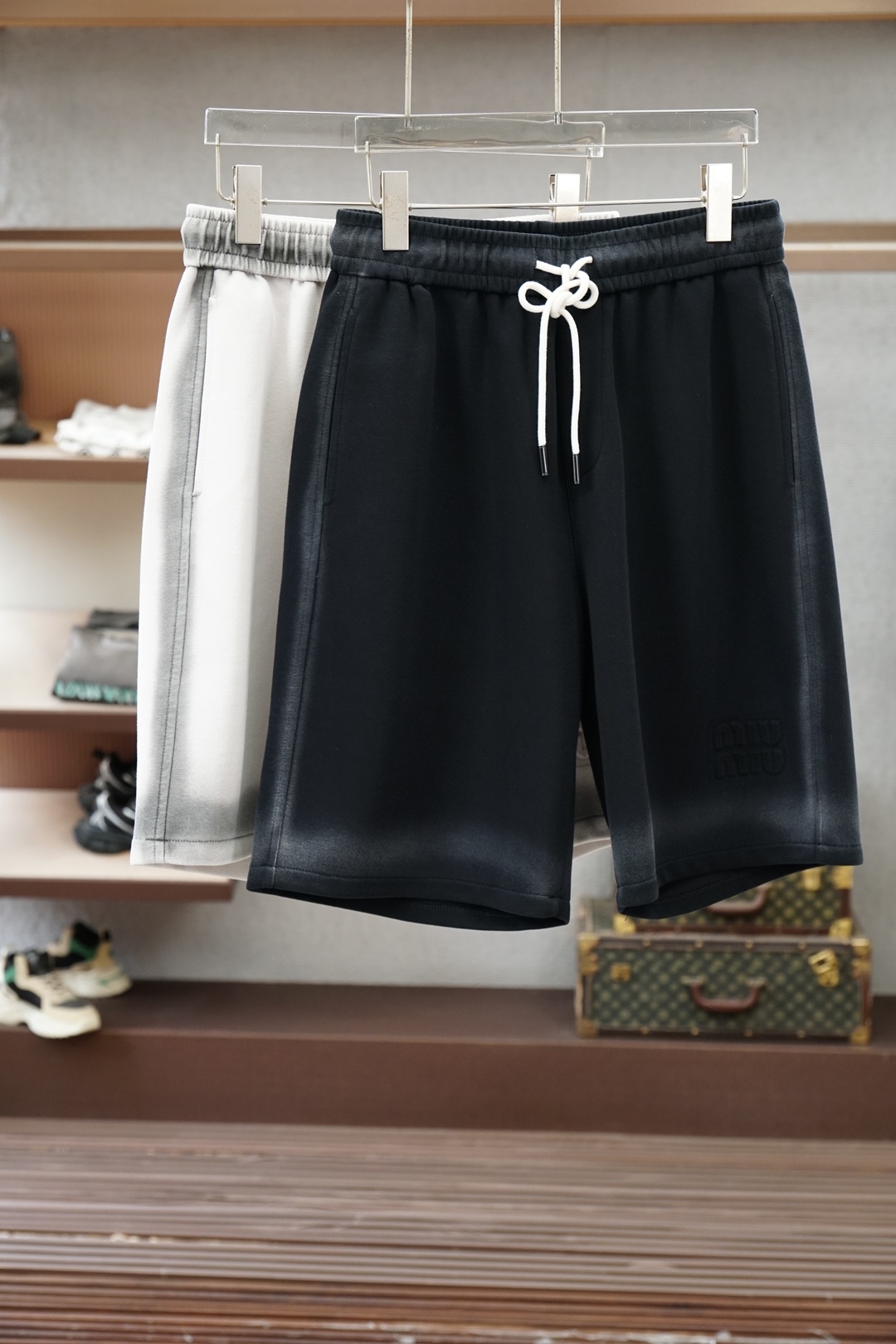 NO:849180,Valentino - 2026ss new products are launched. Men's shorts are made of pure cotton fabrics, which are treated with special processes to achieve a double balance of skin-friendly and stiffness; GOLO hardware adopts precision casting and polishing technology, which is wear-resistant and durable, with long-lasting luster. From fabrics to hardware, every aspect is redefined for high-end leisure. Sizes M-3XL,,valentino,shorts,19860909华伦天奴-2026ss新品上线 男士短裤 精选纯棉面料,经特殊工艺处理,实现亲肤与挺括的双重平衡；GOLO五金件采用精铸抛光工艺,耐磨抗造,光泽持久.从面料到五金,每一处都为高端休闲重新定义.尺码M-3XL,,valentino,shorts,,Men's clothing