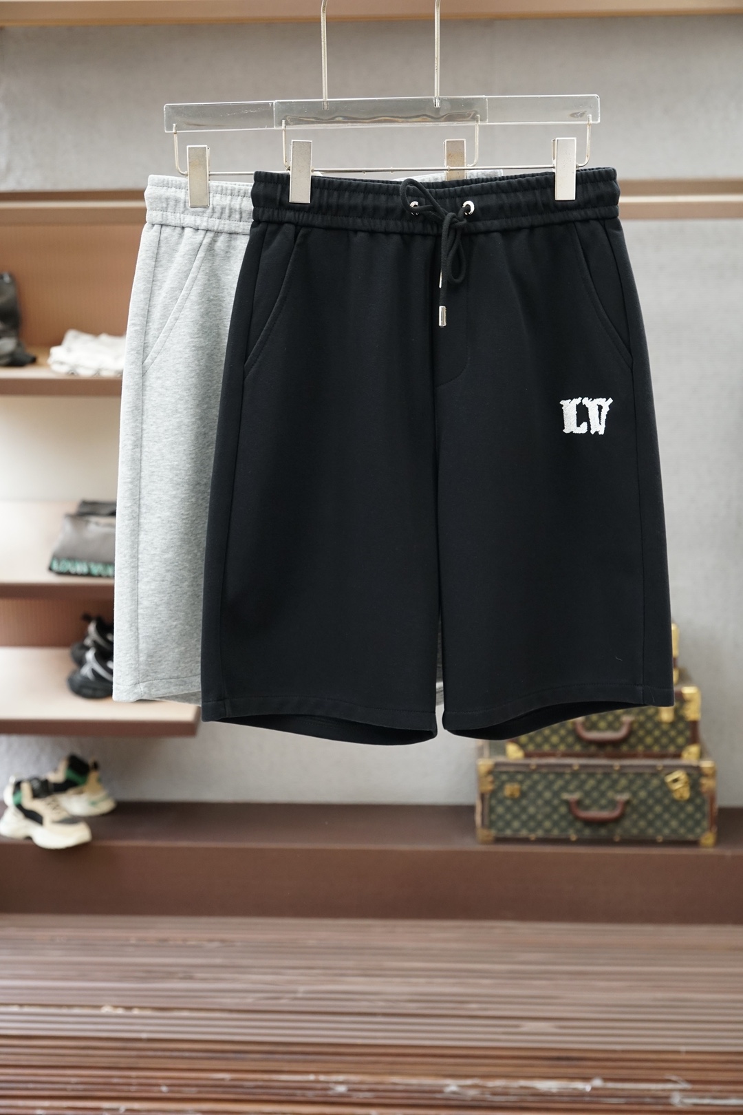 NO:849177,Lv 2026ss new products are launched. Men's shorts are made of pure cotton fabrics, which are treated with special processes to achieve a dual balance of skin-friendly and stiffness; GOLO hardware adopts precision casting and polishing technology, which is wear-resistant and anti-wear, and has a long-lasting luster. From fabrics to hardware, every aspect is redefined for high-end leisure. Sizes M-3XL, Louis Vuitton, shorts,19860909Lv 2026ss新品上线 男士短裤 精选纯棉面料,经特殊工艺处理,实现亲肤与挺括的双重平衡；GOLO五金件采用精铸抛光工艺,耐磨抗造,光泽持久.从面料到五金,每一处都为高端休闲重新定义.尺码M-3XL,,louis vuitton,shorts,,Men's clothing