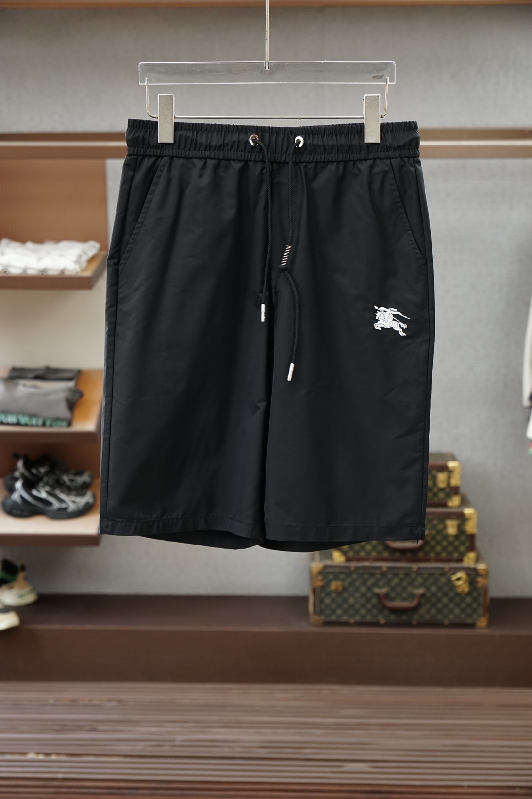 NO:849171,BBR Burberry - 2026ss new product launched. Men's shorts are made of selected pure cotton fabrics, which are treated with special processes to achieve a dual balance of skin-friendly and stiffness; GOLO hardware adopts precision casting and polishing technology, which is wear-resistant and durable, with long-lasting luster. From fabrics to hardware, every aspect is redefined for high-end leisure. Sizes M-3XL,, burberry, shorts,19860909BBR巴宝莉-2026ss新品上线 男士短裤 精选纯棉面料,经特殊工艺处理,实现亲肤与挺括的双重平衡；GOLO五金件采用精铸抛光工艺,耐磨抗造,光泽持久.从面料到五金,每一处都为高端休闲重新定义.尺码M-3XL,,burberry,shorts,,Men's clothing