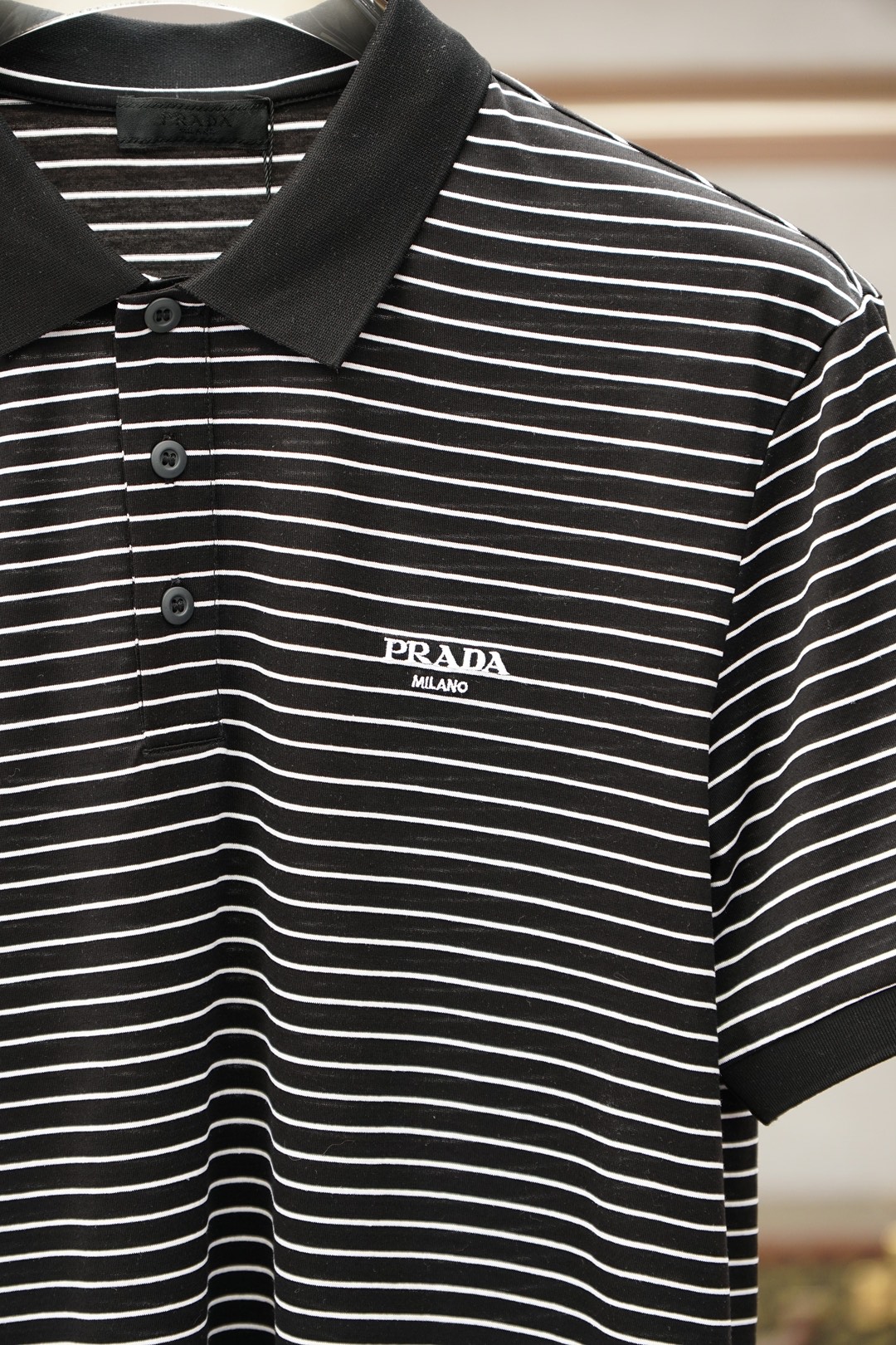 Prada普拉达/26春夏新品POLO衫 😎🤩🖖🌺    普家家这款男士翻领条纹短袖Polo衫，属于经典