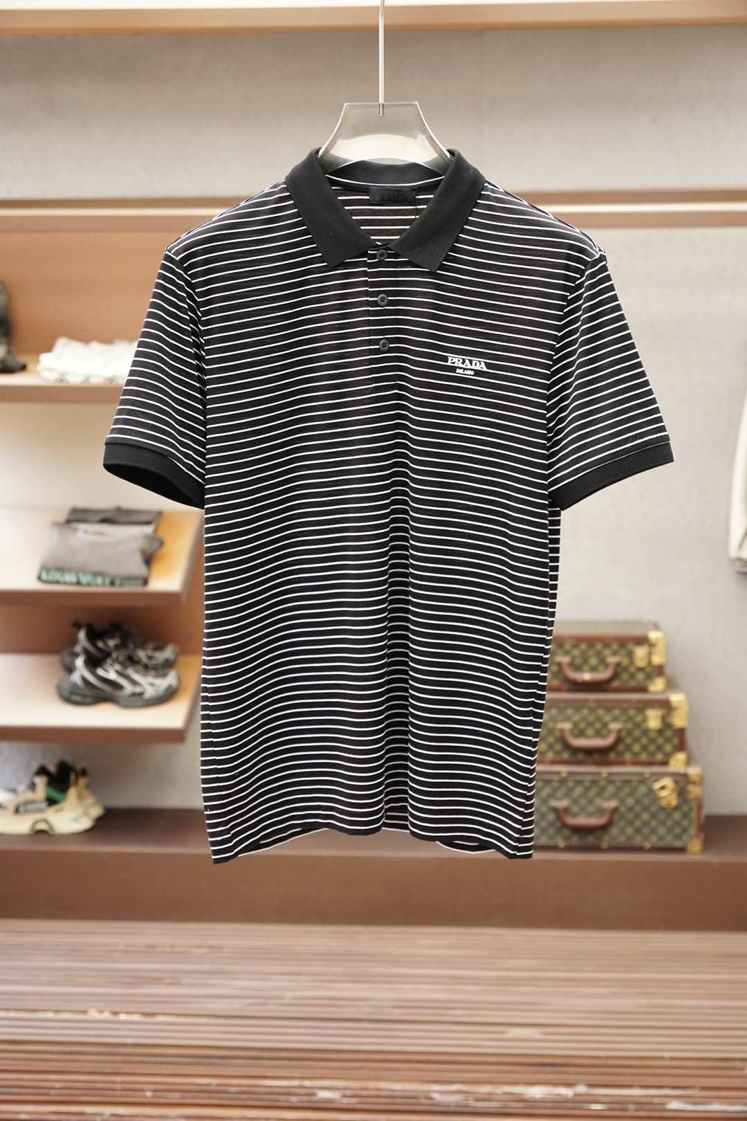 Prada普拉达/26春夏新品POLO衫 😎🤩🖖🌺    普家家这款男士翻领条纹短袖Polo衫，属于经典