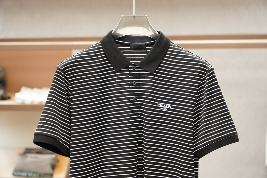 Prada普拉达/26春夏新品POLO衫 😎🤩🖖🌺    普家家这款男士翻领条纹短袖Polo衫，属于经典