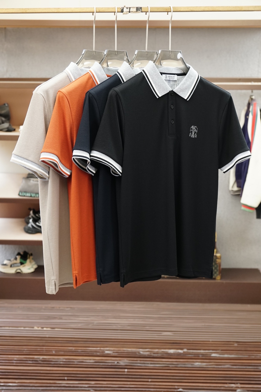 NO:914778,BC-2026ss spring and summer new style advanced customization  Men's three-button pullover short-sleeved mercerized double-hole rupee POLO has been treated with a special washing process. It feels soft and has a greatly improved texture. The upper body is comfortable and breathable. It uses flat knitting technology to make complex production, with delicate patterns and rich colors, giving the fabric superior breathability and crisp texture.  The floor-to-ceiling drape makes the upper body look handsome and stylish, and the simplicity reveals the brand's unique personality. It cleverly elongates the body proportions, making the wearer appear taller and more stylish. The body is well-cut, neither too tight nor baggy, and perfectly fits the body lines, showing a balance of elegance and casualness.  .Size M-3XL,,T-shirt,19860909BC-2026ss春夏新款高级定制 男三粒扣子套头短袖丝光双孔朱地POLO,经过特殊浇洗工艺处理,手感柔软且质感大幅提升,上身舒适透气.采用横机针织工艺,制作复杂,花纹细腻,色彩丰富,赋予面料优越的透气性、挺括的质地和十足的垂感,上身效果帅气有型,简约中透出品牌独有的个性.巧妙拉长身形比例,令穿着者更显高挑有型.衣身裁剪得体,既不过分紧绷,也不显得松垮,完美贴合身形线条,展现优雅与随性的平衡 .尺码M-3XL,,T-shirt,,Men's clothing