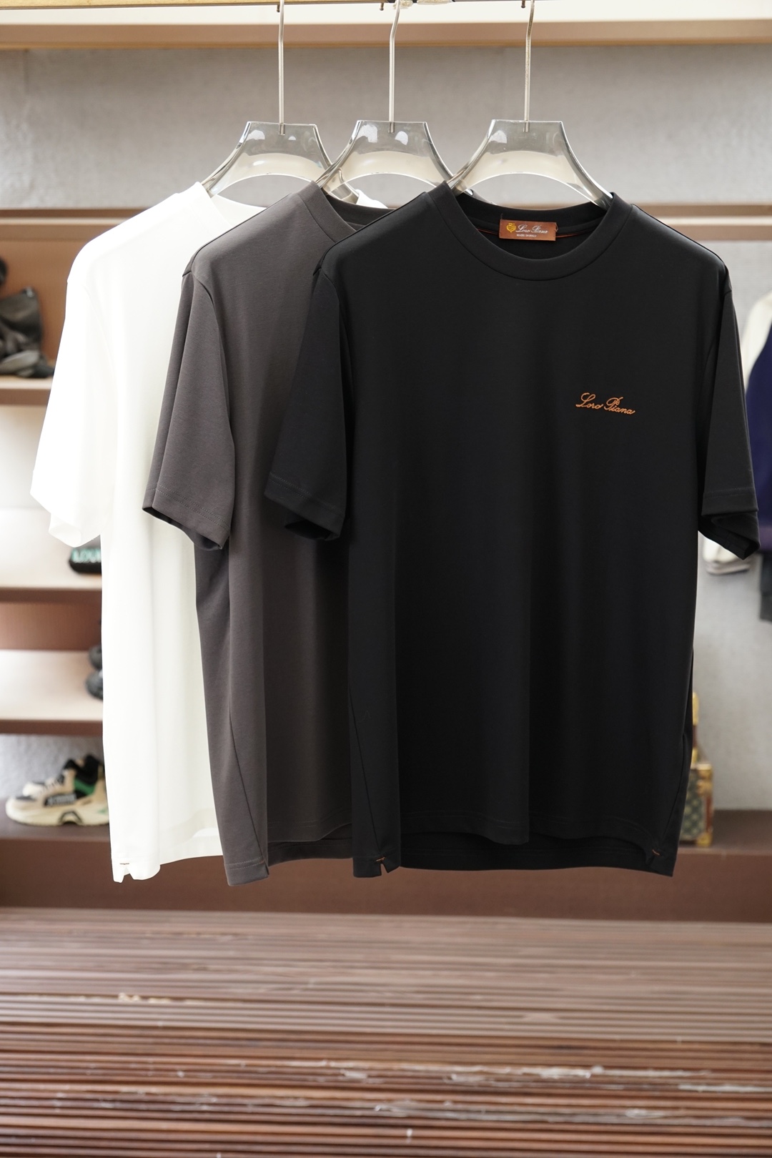 NO:951044,LP/|| 2026 S/S New 1. Color black white graphite gray 2. Size: M-5XL 3. Style: slightly wide short-sleeved T 4. Ingredients: Lenzing Modal fabric, 225 grams weight, the surface texture of the fabric is fine and smooth, feels skin-friendly, smooth and stiff and stylish 5. Craftsmanship: The front panel is made of delicate embroidery in contrasting colors, the whole is simple, exquisite embroidery is paired with comfortable fabrics, simple and advanced,, loro  piana,T-shirt,19860909LP/|| 2026 S/S New 新品 1.颜色黑色 白色 石墨灰 2.尺码:M-5XL 3.版型:微阔短袖T 4.成份:兰精莫代尔面料,225克重,面料表面纹理细腻平整,触感亲肤顺滑且挺括有型 5.工艺:前幅采用撞色精致绣花,整体简约,精致绣花搭配舒适面料,简约又高级,,loro piana,T-shirt,,Men's clothing