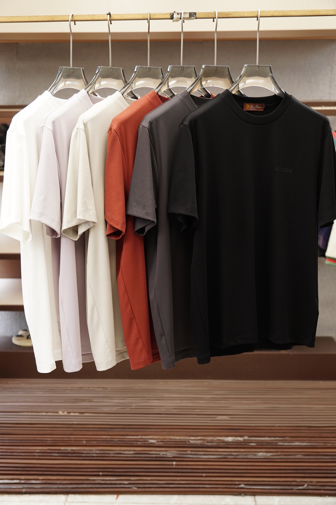 NO:951068,Prada Prada-|| 2026 S/S New new product 1. Color: original color, pink, brown, blue gray 2. Size: M-5XL 3. Style: slightly wide short-sleeved T 4. Ingredients: 97 cotton 3 linen, cotton and linen slub fabric, weight, soft and breathable touch, natural pleats with lazy light and shadow, comfortable to wear  5. The front panel of the craftsmanship uses contrasting colors and exquisite embroidery, and the overall simplicity is simple. The exquisite embroidery is paired with comfortable fabrics, which is simple and high-end, prada, prada, T-shirt,19860909Prada普拉达-|| 2026 S/S New 新品 1.颜色原胚色 粉色 咖色 蓝灰色 2.尺码:M-5XL 3.版型:微阔短袖T 4.成份: 97棉3亚麻,棉麻竹节面料,克重,触感柔软透气,天然褶皱自带慵懒光影,穿着舒适 5.工艺前幅采用撞色精致绣花,整体简约,精致绣花搭配舒适面料,简约又高级,,prada,prada,T-shirt,,Men's clothing