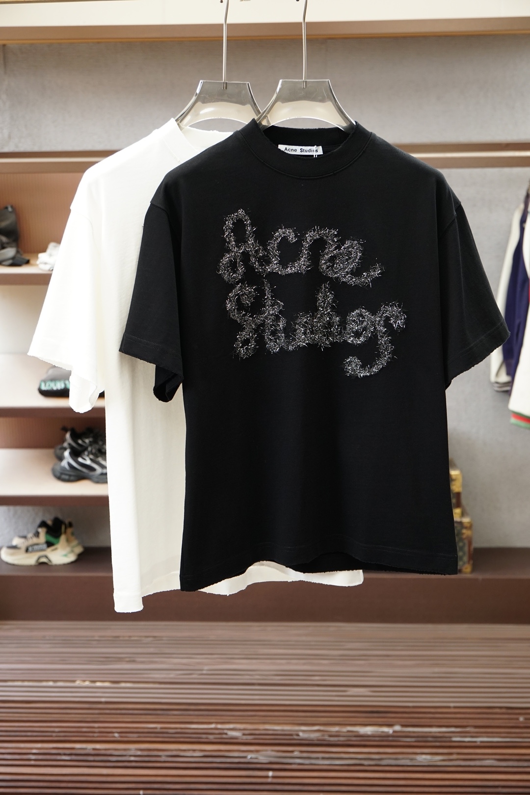 Acne-专柜款，本款T恤取材柔软透气的350克高密度精梳纯棉质针织，可为日常造型注入闲适气息。经典直身