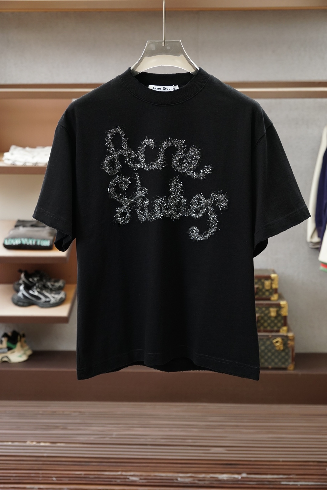 Acne-专柜款，本款T恤取材柔软透气的350克高密度精梳纯棉质针织，可为日常造型注入闲适气息。经典直身