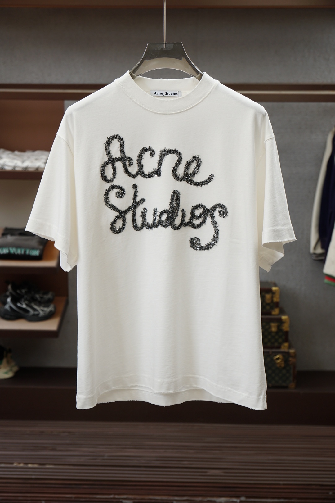 Acne-专柜款，本款T恤取材柔软透气的350克高密度精梳纯棉质针织，可为日常造型注入闲适气息。经典直身