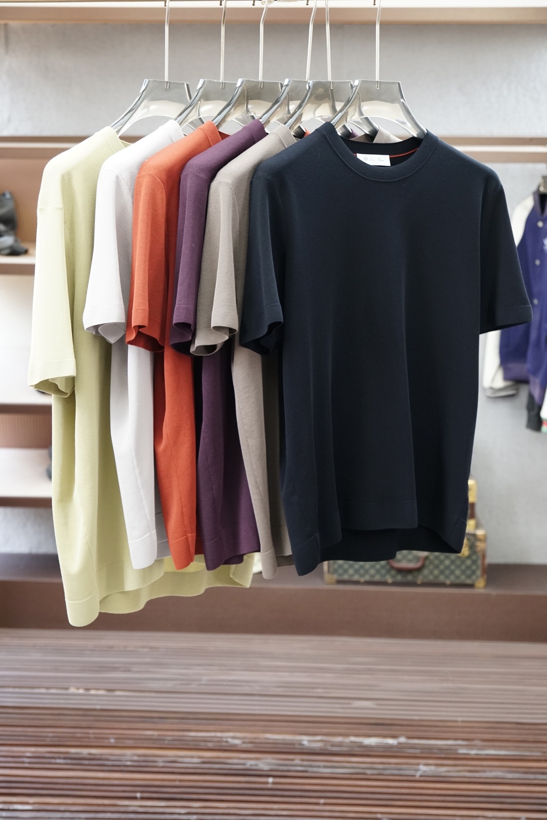 NO:857718,LP/2026 spring and summer round neck short sleeves, simple and low-key luxury temperament, business casual, consistently good fit. Imported original ultra-fine imported Yilite fabric, soft and elastic. The design of the clothes is very simple and low-key. Dear friends, hurry up and get it!  Size M-XX XL (model 173120 pounds M),,loro piana,T-shirt,19860909LP/2026春夏圆领短袖,简约低调奢华气质,商务休闲,一贯的好版型 进口原版超细进口伊力特面料面料柔软 弹性细腻 衣服设计非常的简洁 ,很是低调的设计 亲们赶紧入手！尺码M-XX XL（模特173120斤M）,,loro piana,T-shirt,,Men's clothing