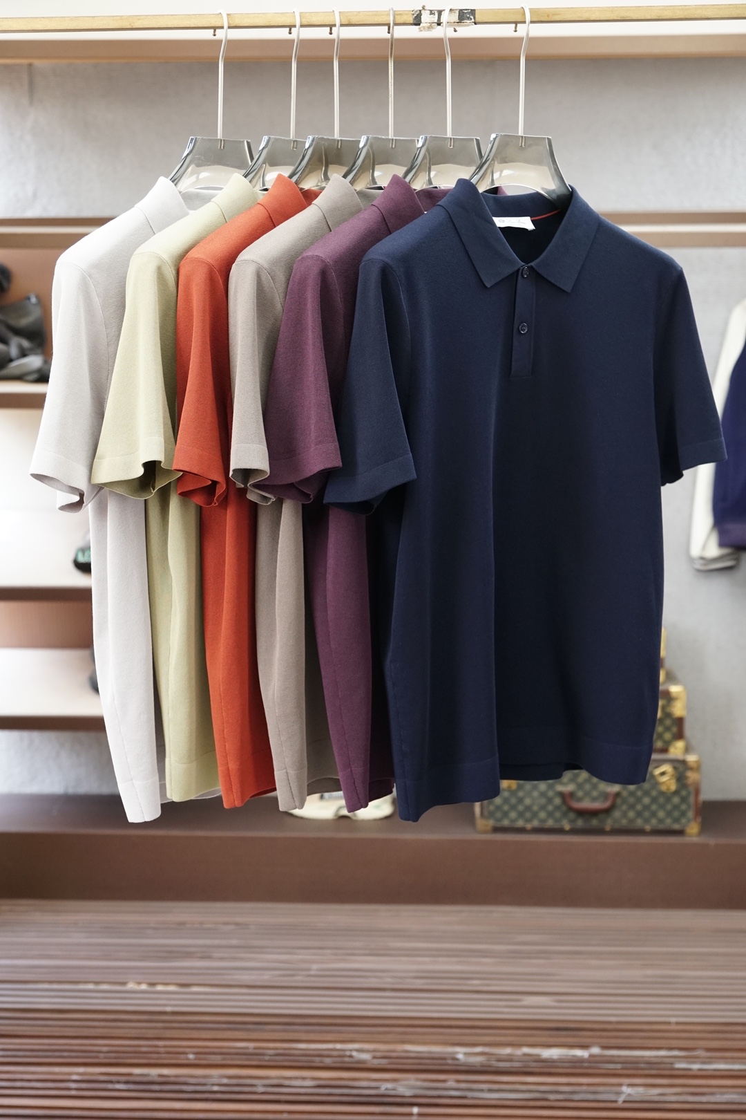 NO:857606,Loro Piana's 26th summer latest men's business casual high-end short-sleeved Polo series, available from Shanghai trading company channels, three colors selected - pure white, deep blue, obsidian black, high-end tasting limited series, treasure-level products, exclusive sale!   As Italy's top luxury brand, Loro Piana was founded in 1919 and has been known worldwide as 'Master of Fibres' for hundreds of years. In the field of men's clothing, the brand draws inspiration from equestrian, sailing, antique cars and other sports to create many classics that will never go out of fashion. With the tactile aesthetics of 'One Touch, Infinite Emotions', it defines true low-key luxury.  This Polo perfectly continues the brand's consistent insistence on simple style. The overall clean design has no redundant modifications and uses the line tension of the silhouette to express calmness and grace. The small square collar is smart and neat, and the 3-button placket layout is rigorous and decent. With the 3XL expanded size, it can adapt to a wider body shape, all of which highlight the leisurely elegance that belongs to Loro Piana!   The details of the language are revealed in detail. On the chest, the brand's cursive letter logo of the same color is presented in a low-key manner with solid color embroidery, continuing Loro.  Piana's tradition of 'not relying on conspicuous logos' demonstrates its taste through craftsmanship. The plackets are all made of natural shell buttons of the same color. Each one has a unique luster and texture. The moment your fingertips touch it, a sense of low-key luxury emerges spontaneously. The small square collar and cuff lines are carefully tailored, and the clean surface is free of unnecessary lines. The ingenuity is revealed in the restraint, and the complexity is simplified. - The fabric is double-sided mercerized piqué cotton.  The brand is proud of the double mercerization process - after the yarn is mercerized, the fabric is subjected to a second mercerization treatment, so that the cotton fiber is fully swollen in concentrated alkali, and the cloth surface presents a lustrous luster comparable to silk, making it smooth to the touch, and its anti-pilling and dimensional stability properties are greatly improved. The bee quality of pique cotton  The nested texture structure forms a subtle air layer, which is breathable and moisture-wicking, and does not feel stuffy under the scorching sun. The pure cotton texture is skin-friendly and natural. It not only has the stiffness of high-count and high-density fabrics, but also retains the gentleness and considerateness of cotton fabric itself on the skin, creating a summer 'second skin' that combines beauty and strength!   Three colors are available, white is clear and bright, blue is calm and restrained, and black is deep and versatile. It can be used with ease whether it is a business meeting or daily commuting. It can be worn with jeans for going out, or with trousers for semi-formal occasions. One against a hundred, it is an indispensable quality item in the wardrobe!  Standard version M-XXXL, calmly control every important moment!  ,,loro piana,jeans,T-shirt,real silk,19860909Loro Piana 诺悠*雅26年夏季最新男士商务休闲高端短袖Polo系列,上海贸易公司渠道货,三色甄选——纯净白、深邃蓝、曜石黑,高端品鉴限量系列,宝藏级臻品,独家发售！  作为意大利顶级奢侈品牌,Loro Piana创立于19,百年间始终以“Master of Fibres”享誉全球.在男装领域,品牌从马术、帆船、古董车等运动中汲取灵感,打造出众多永不退流行的经典之作,以“One Touch, Infinite Emotions”的触感美学,定义了真正的低调奢华.  此款Polo,完美延续了品牌对简约格调的一贯主张.整体净版设计,无冗余修饰,以廓形自身的线条张力诉说从容气度.小方领干练利落,门襟3粒扣布局严谨得体,配合3XL拓展尺码,适配更为广阔的身形,无不彰显着属于Loro Piana的闲适优雅！  细节语言细节见真章 胸口处,品牌同色系草体字母Logo以净色刺绣低调呈现,延续Loro Piana“不依赖显眼标识”的传统,以工艺本身彰显品位.衣襟全部选用同色系天然贝壳扣,每一颗都拥有独特的光泽与纹理,指尖触碰瞬间,低调的奢华感油然而生.小方领与袖口线条剪裁考究,净面通体无一多余线条,于克制之中透出匠心巧思,化繁为简.  -面料臻选双面丝光珠地棉 选用品牌引以为傲的双丝光工艺——纱线丝光后,再对织物进行二次丝光处理,使棉纤维在浓碱中充分溶胀,布面呈现出媲美真丝般的莹润光泽感,触手滑爽,抗起毛球与尺寸稳定性能大幅提升.珠地棉的蜂巢式织纹结构形成微妙空气层,透气排湿,烈日炎炎亦不闷热贴身.纯棉质感亲肤自然,既有高支高密面料的挺括筋骨,又保留了棉织物本身对肌肤的温润体贴,打造兼具颜值与实力的夏日“第二层肌肤”！  三色可选,白色澄澈明媚,蓝色沉稳内敛,黑色深邃百搭,无论商务会谈还是日常通勤皆可从容驾驭.搭配牛仔裤可出街,配西裤则可出席半正式场合,以一敌百,是衣橱中不可或缺的质感单品！标准版型M-XXXL,从容驾驭每一个重要时刻！,,loro piana,jeans,T-shirt,real silk,,Men's clothing