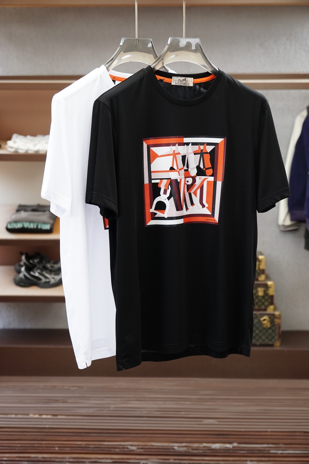 NO:857673,Hermes Hermes/2026 latest men's round neck short-sleeved T-shirt actual photo of top quality goods three-dimensional tailoring custom mercerized fabric, comfortable and breathable!  Customized brand logo embellishment ~ Charming and charming, the hand is delicate and soft, the upper body is comfortable and breathable, the style of a big brand is luxurious and elegant, the texture can only be imported and customized from Italy, versatile style, easy to wear, fine and meticulous workmanship, absolutely worth it!  Size M-3XL,,hermes,hermes,T-shirt,tees,t-shirt,19860909Hermes爱马仕/2026最新男士圆领短袖T恤实物拍摄顶级好货立体剪裁 定制丝光面料,舒适透气！定制品牌logo标点缀～迷人魅力手感细腻柔软, 上身舒适透气 ,大牌风范 奢华大气 进口意大利定制才有的质感 百搭款式 穿着不挑人 ,做工精细一丝不苟 ,绝对值得的好货！ 码数M-3XL,,hermes,hermes,T-shirt,tees，t-shirt,,Men's clothing