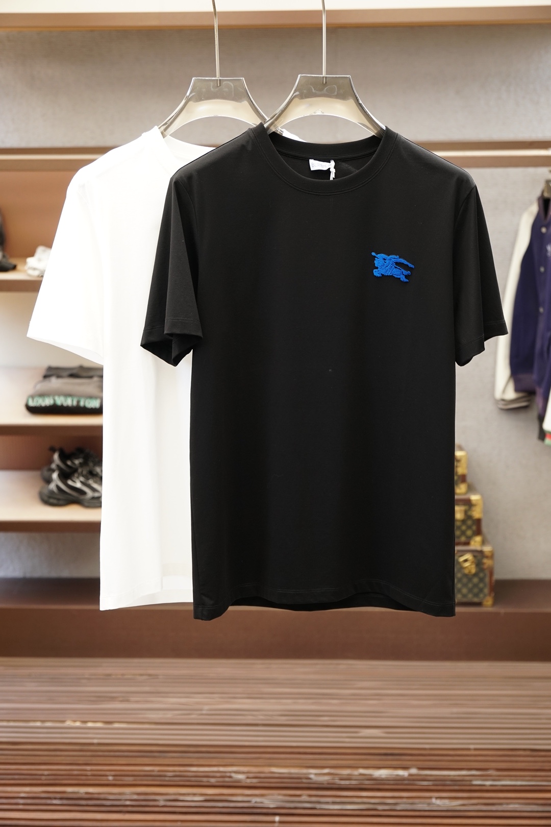 NO:857731,BBR Burberry aSS26 new spring and summer short-sleeved T-shirt, the official website 1.1 top-level production, the war horse logo embroidered on the chest is full of luxury!  Made of high-count and high-density 80-count double-strand mercerized cotton, the upper body is comfortable and breathable, soft, delicate and micro-elastic, high-quality fabric; color black, white, size M-XXXL, burberry, T-shirt, tees, t-shirt,19860909BBR巴宝莉aSS26春夏新品短袖T恤,官网1.1顶级打造,胸前刺绣战马Logo奢华感拉满！采用高支数高密度80支双股丝光棉,上身舒适透气、柔软细腻微弹、高品质面料； 颜色黑色、白色 尺码M-XXXL,,burberry,T-shirt,tees，t-shirt,,Men's clothing