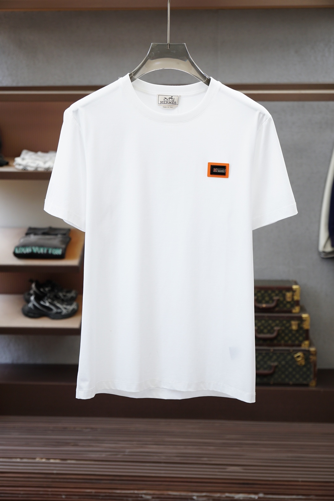 NO:857754,Hermès, Hemes/SS26 new spring and summer short-sleeved T-shirt, official website 1.1 top-notch design, luxurious hardware logo on the chest, full of luxury!  Made of high-count and high-density 80-count double-strand mercerized cotton, the upper body is comfortable and breathable, soft, delicate and micro-elastic, high-quality fabric; color black, white, size M-XXXL, hermes, T-shirt, tees, t-shirt,19860909爱马仕,Hemes/SS26春夏新品短袖T恤,官网1.1顶级打造,胸前奢华五金Logo奢华感拉满！采用高支数高密度80支双股丝光棉,上身舒适透气、柔软细腻微弹、高品质面料； 颜色黑色、白色 尺码M-XXXL,,hermes,T-shirt,tees，t-shirt,,Men's clothing