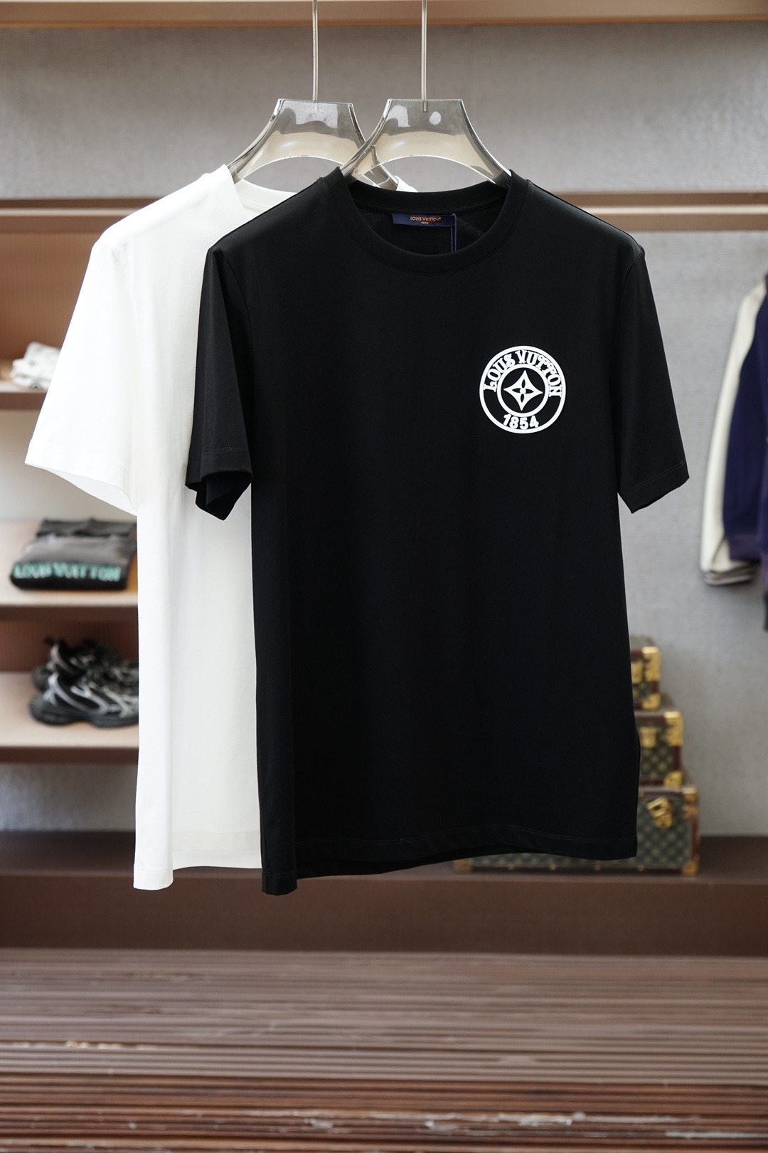 NO:857696,LV Louis Vuitton, SS26 spring and summer new short-sleeved T-shirt, the official website 1.1 top-notch design, the logo printed on the chest is full of luxury!  Made of high-count and high-density 80-count double-strand mercerized cotton, the upper body is comfortable and breathable, soft, delicate and micro-elastic, high-quality fabric; color black, white, size M-XXXL,, louis vuitton, louis vuitton, T-shirt, tees, t-shirt,19860909Lv 路易威登,SS26春夏新品短袖T恤,官网1.1顶级打造,胸前印花Logo奢华感拉满！采用高支数高密度80支双股丝光棉,上身舒适透气、柔软细腻微弹、高品质面料； 颜色黑色、白色 尺码M-XXXL,,louis vuitton,louis vuitton,T-shirt,tees，t-shirt,,Men's clothing