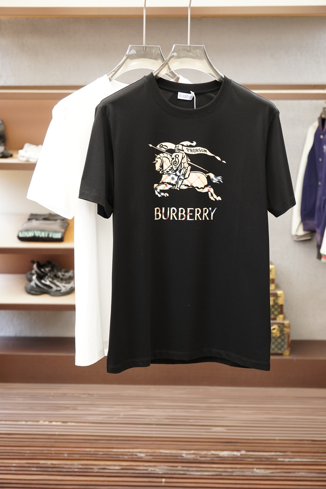 NO:857743,BBR Burberry a-SS26 spring and summer new short-sleeved T-shirt, the official website 1.1 top-level production, the logo printed on the chest is full of luxury!  Made of high-count and high-density 80-count double-strand mercerized cotton, the upper body is comfortable and breathable, soft, delicate and micro-elastic, high-quality fabric; color black, white, size M-XXXL, burberry, T-shirt, tees, t-shirt,19860909BBR巴宝莉a-SS26春夏新品短袖T恤,官网1.1顶级打造,胸前印花Logo奢华感拉满！采用高支数高密度80支双股丝光棉,上身舒适透气、柔软细腻微弹、高品质面料； 颜色黑色、白色 尺码M-XXXL,,burberry,T-shirt,tees，t-shirt,,Men's clothing