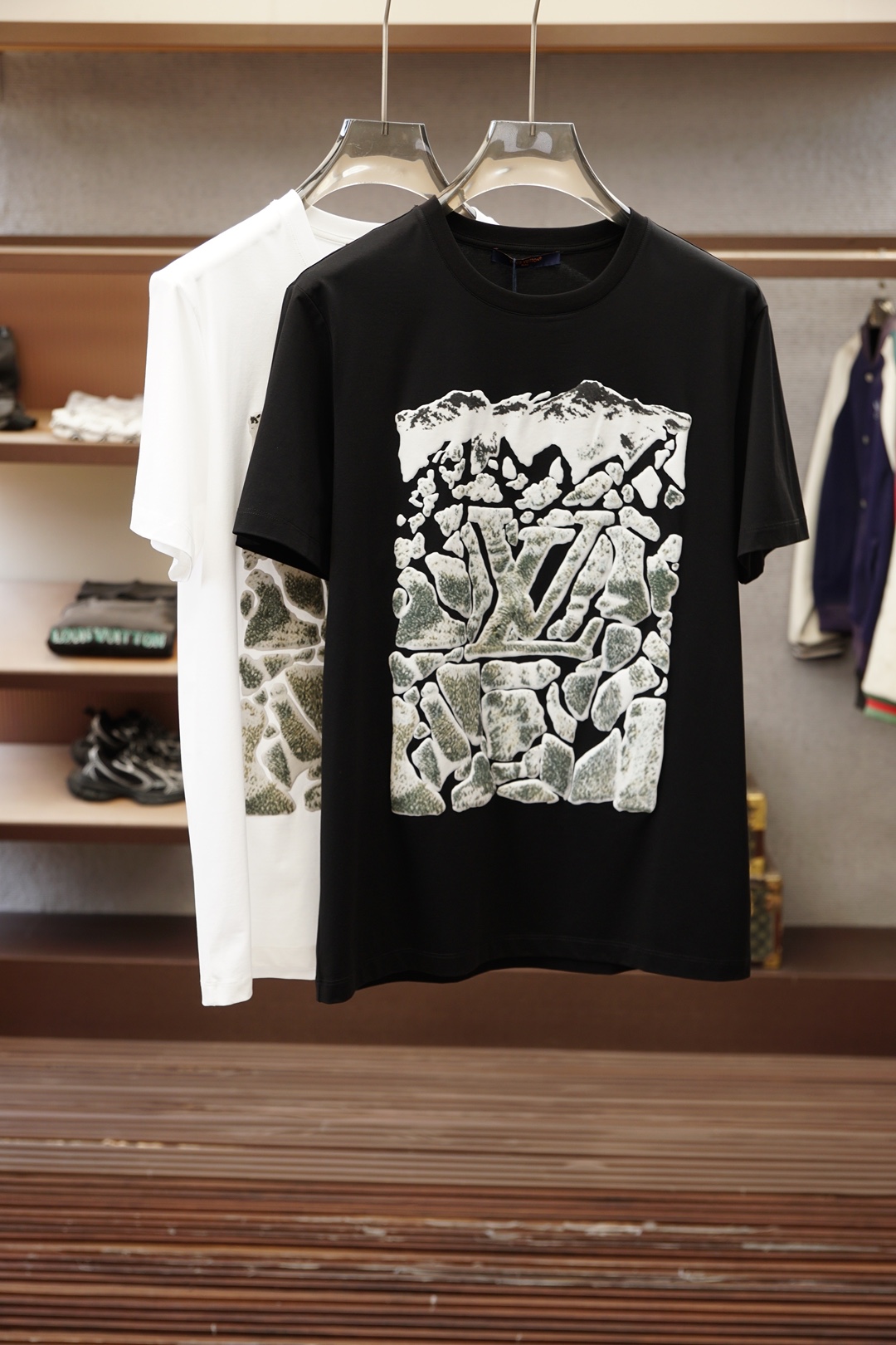 NO:857777,- Lv Louis Vuitton, SS26 new spring and summer short-sleeved T-shirt, official website 1.1 top-notch design, printed logo on the chest, full of luxury!  Made of high-count and high-density 80-count double-strand mercerized cotton, the upper body is comfortable and breathable, soft, delicate and micro-elastic, high-quality fabric; color black, white, size M-XXXL,, louis vuitton, louis vuitton, T-shirt, tees, t-shirt,19860909- Lv 路易威登,SS26春夏新品短袖T恤,官网1.1顶级打造,胸前印花Logo奢华感拉满！采用高支数高密度80支双股丝光棉,上身舒适透气、柔软细腻微弹、高品质面料； 颜色黑色、白色 尺码M-XXXL,,louis vuitton,louis vuitton,T-shirt,tees，t-shirt,,Men's clothing