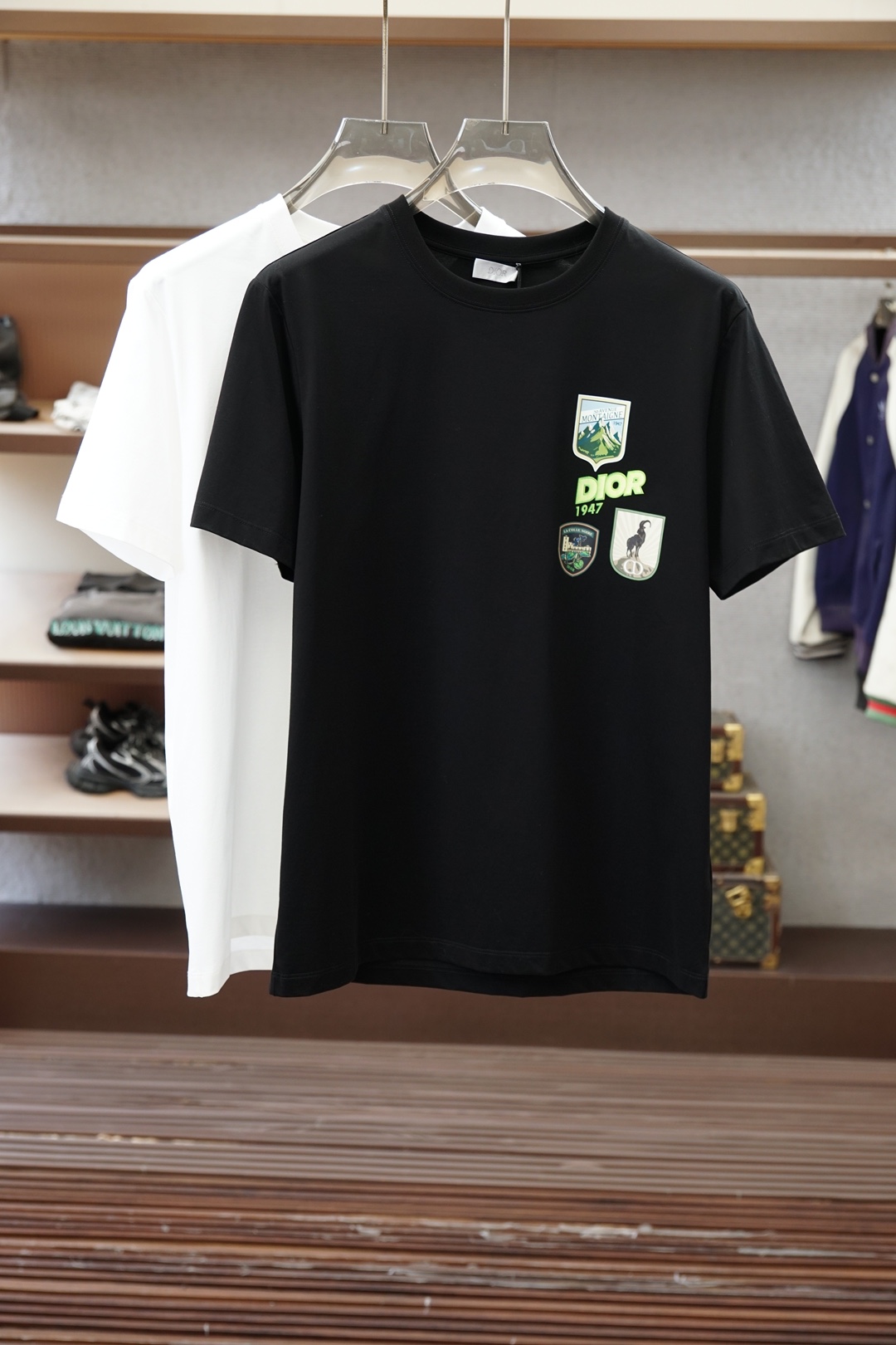 NO:857686,Dior aSS26 new spring and summer short-sleeved T-shirt, the official website 1.1 top-notch design, printed and embroidered logo on the chest, full of luxury!  Made of high-count and high-density 80-count double-strand mercerized cotton, the upper body is comfortable and breathable, soft, delicate and micro-elastic, high-quality fabric; color black, white, size M-XXXL,, dior, dior, T-shirt, tees, t-shirt,19860909Dior迪奥aSS26春夏新品短袖T恤,官网1.1顶级打造,胸前印花刺绣Logo奢华感拉满！采用高支数高密度80支双股丝光棉,上身舒适透气、柔软细腻微弹、高品质面料； 颜色黑色、白色 尺码M-XXXL,,dior,dior,T-shirt,tees，t-shirt,,Men's clothing