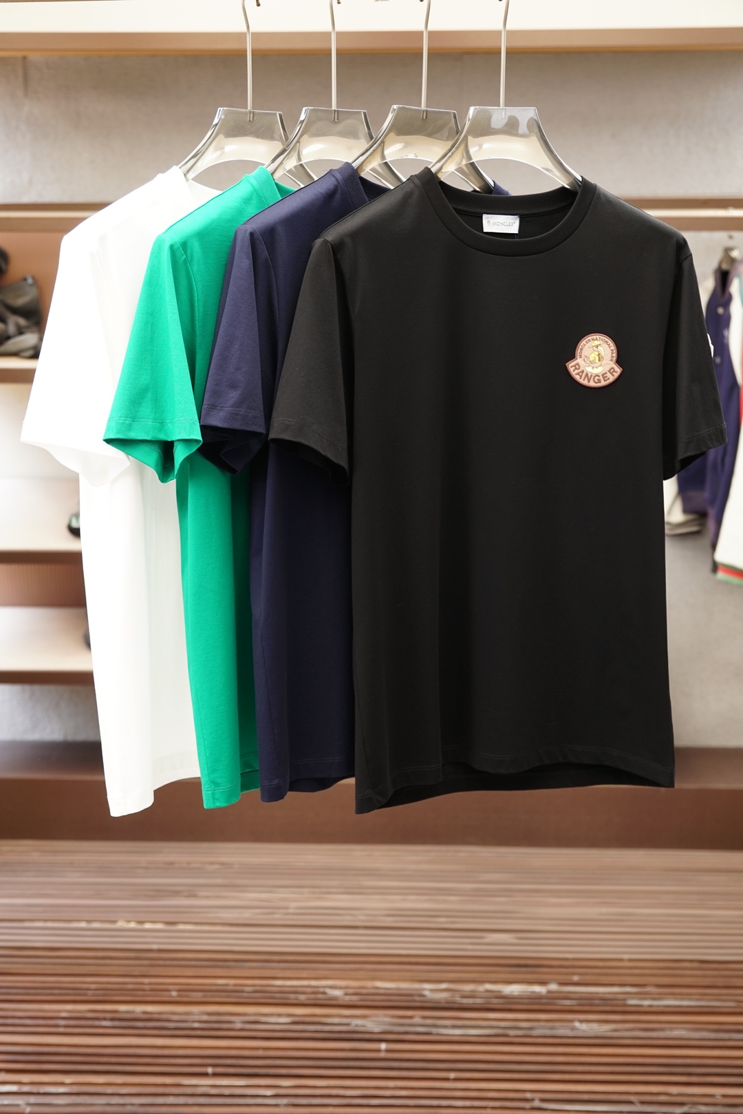 NO:857685,Meng Mouth/SS26 new spring and summer short-sleeved T-shirt, the official website 1.1 top-level production, embroidered logo on the chest, full of luxury!  Made of high-count and high-density 80-count double-strand mercerized cotton, the upper body is comfortable and breathable, soft, delicate and micro-elastic, high-quality fabric; color black, white, blue green, size M-XXXL, Moncler, T-shirt, tees, t-shirt,19860909蒙口/SS26春夏新品短袖T恤,官网1.1顶级打造,胸前刺绣章仔Logo奢华感拉满！采用高支数高密度80支双股丝光棉,上身舒适透气、柔软细腻微弹、高品质面料； 颜色黑色、白色 蓝色绿色 尺码M-XXXL,,Moncler,T-shirt,tees，t-shirt,,Men's clothing