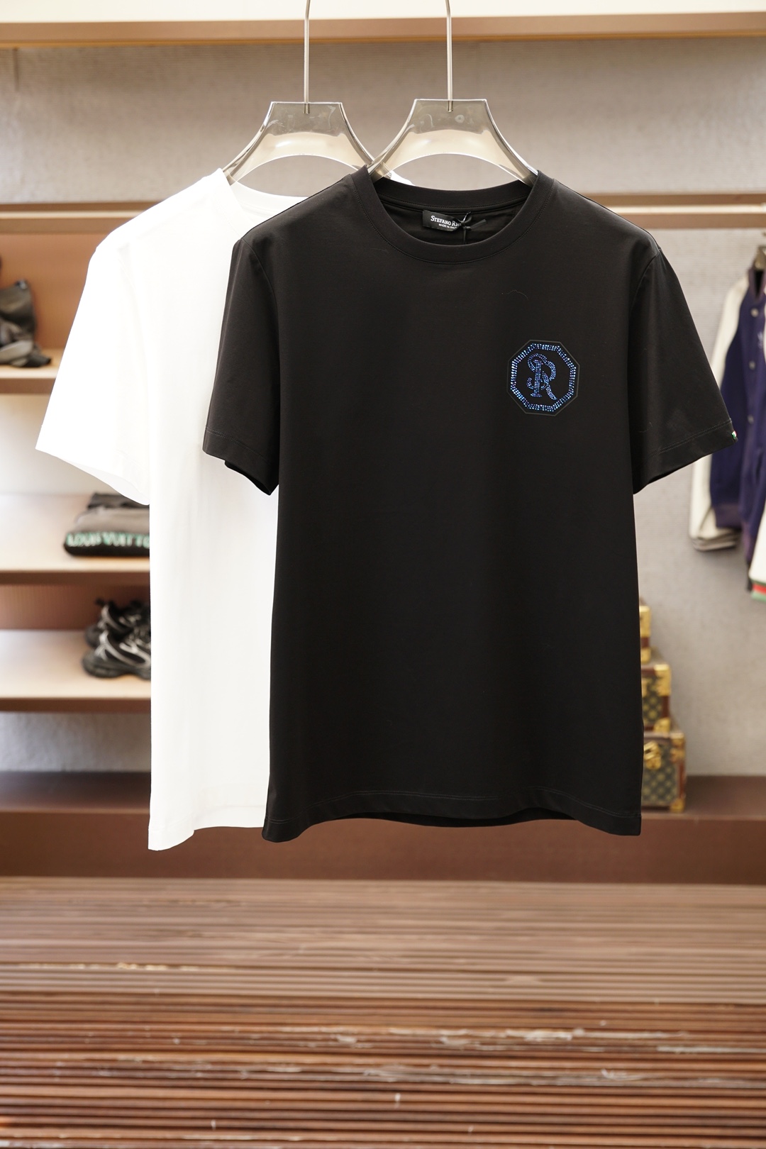 NO:857695,Stefano Ricci·Stephen's new spring and summer eagle head logo short-sleeved T-shirt, decorated with the iconic eagle head design on the front + embroidery design on the back and sleeve edges; made of customized 80-count double-strand mercerized cotton fabric; black white M～XXXL,, T-shirt, tees, t-shirt,19860909Stefano Ricci·史蒂芬 春夏新品鹰头标识短袖T恤,正面饰有标志性鹰头设计+后背及袖边刺绣设计；采用定制80支双股丝光棉面料；黑色 白色 M～XXXL,,T-shirt,tees，t-shirt,,Men's clothing