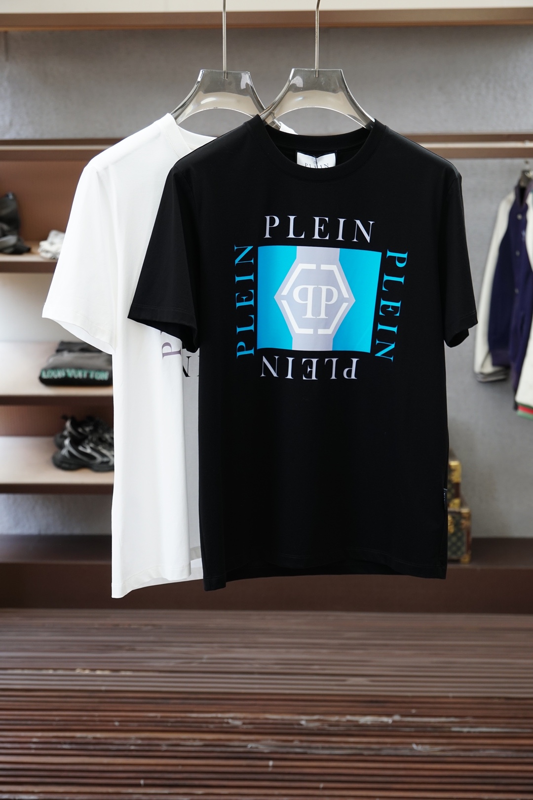 NO:857706,PP/SS26 new spring and summer short-sleeved T-shirt, the official website 1.1 top-notch design, printed logo on the chest makes it full of luxury!  Made of high-count and high-density 80-count double-strand mercerized cotton, the upper body is comfortable and breathable, soft, delicate and micro-elastic, high-quality fabric; color black, white, size M-XXXL,, T-shirt, tees, t-shirt,19860909PP/SS26春夏新品短袖T恤,官网1.1顶级打造,胸前印花仔Logo奢华感拉满！采用高支数高密度80支双股丝光棉,上身舒适透气、柔软细腻微弹、高品质面料； 颜色黑色、白色 尺码M-XXXL,,T-shirt,tees，t-shirt,,Men's clothing