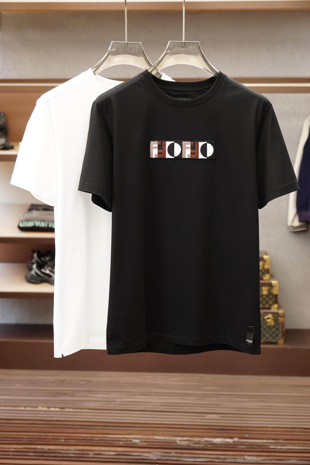 NO:857705,Fendi Fendi/SS26 new spring and summer short-sleeved T-shirt, the official website 1.1 top-level production, embroidered logo on the chest, full of luxury!  Made of high-count and high-density 80-count double-strand mercerized cotton, the upper body is comfortable and breathable, soft, delicate and micro-elastic, high-quality fabric; color black, white, blue green, size M-XXXL, fendi, fendi, T-shirt, tees, t-shirt,19860909Fendi芬迪/SS26春夏新品短袖T恤,官网1.1顶级打造,胸前刺绣章仔Logo奢华感拉满！采用高支数高密度80支双股丝光棉,上身舒适透气、柔软细腻微弹、高品质面料； 颜色黑色、白色 蓝色绿色 尺码M-XXXL,,fendi,fendi,T-shirt,tees，t-shirt,,Men's clothing