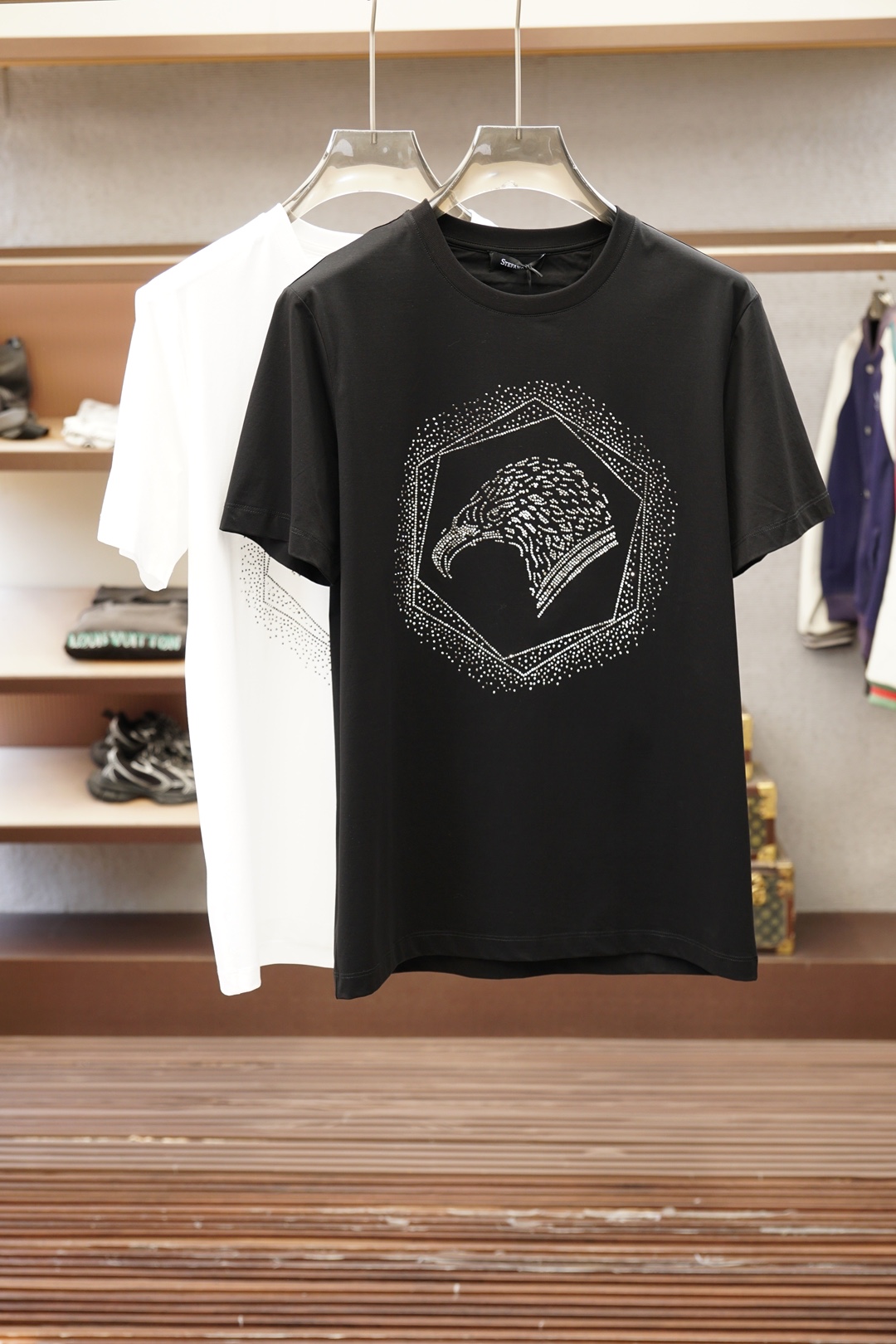 NO:857719,Stefano Ricci·Stephen's new spring and summer eagle head logo short-sleeved T-shirt, decorated with the iconic eagle head design on the front + embroidery design on the back and sleeve edges; made of customized 80-count double-strand mercerized cotton fabric; black white M～XXXL,, T-shirt, tees, t-shirt,19860909Stefano Ricci·史蒂芬 春夏新品鹰头标识短袖T恤,正面饰有标志性鹰头设计+后背及袖边刺绣设计；采用定制80支双股丝光棉面料；黑色 白色 M～XXXL,,T-shirt,tees，t-shirt,,Men's clothing