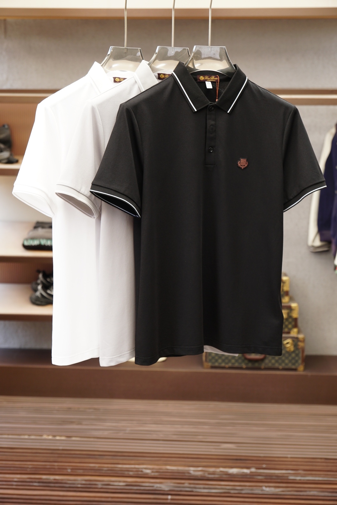 NO:857650,, LP 2026 spring and summer series new products, men’s striped short-sleeved classic lapel design!  High-end custom-made versatile style that anyone can easily control. Made of high-end knitted fabrics!  Luxurious classic brand LOGO design, plus slimming stripes. It is a must-buy for those who know the quality and know-how!  The tailoring is slim-fitting, very refined, shows off aura, and highlights the sophistication of business men. This is unique, it has just the right amount of slim fit, and the upper body effect is great!  3 colors available #Sizes M-3XL, loro piana, T-shirt,19860909,LP 2026春夏系列新品 男士条纹短袖经典翻领设计！高级定制百搭款式 任何人都可以轻松驾驭 采用高档针织面料！奢华经典品牌LOGO设计,加显瘦条纹.非常显档次懂货的必须入！版型剪裁属于修身款 非常精致,显气场,又会凸显商务男士的精致,这就是独到之处,恰到好处的修身,上身效果非常赞！3色可选#尺码M-3XL,,loro piana,T-shirt,,Men's clothing