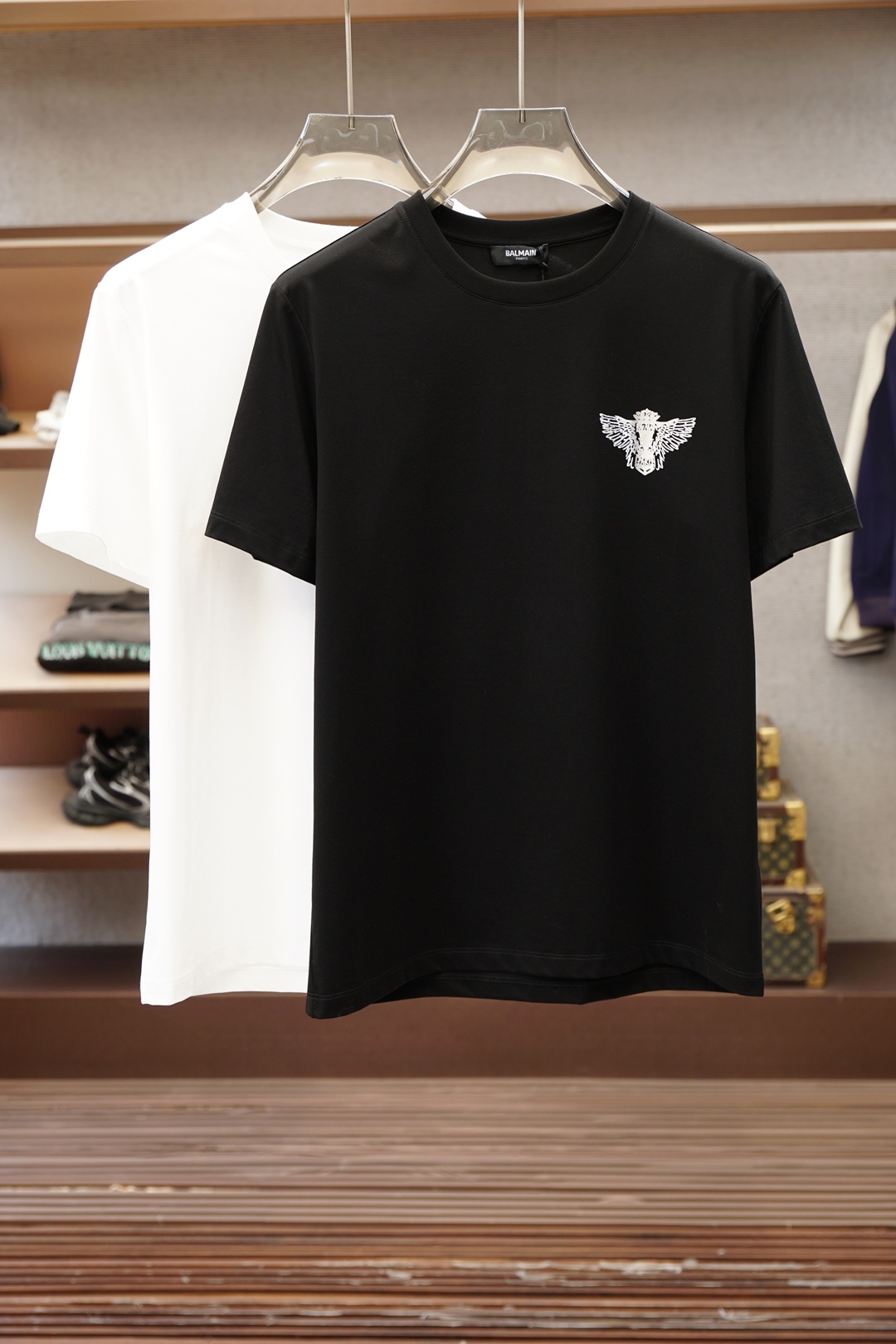 NO:857790,Balmain/SS26 new spring and summer short-sleeved T-shirt, the official website 1.1 top-notch design, the logo printed on the chest is full of luxury!  Made of high-count and high-density 80-count double-strand mercerized cotton, the upper body is comfortable and breathable, soft, delicate and micro-elastic, high-quality fabric; color black, white, size M-XXXL, balmain, T-shirt, tees, t-shirt,19860909巴尔曼/SS26春夏新品短袖T恤,官网1.1顶级打造,胸前印花Logo奢华感拉满！采用高支数高密度80支双股丝光棉,上身舒适透气、柔软细腻微弹、高品质面料； 颜色黑色、白色 尺码M-XXXL,,balmain,T-shirt,tees，t-shirt,,Men's clothing