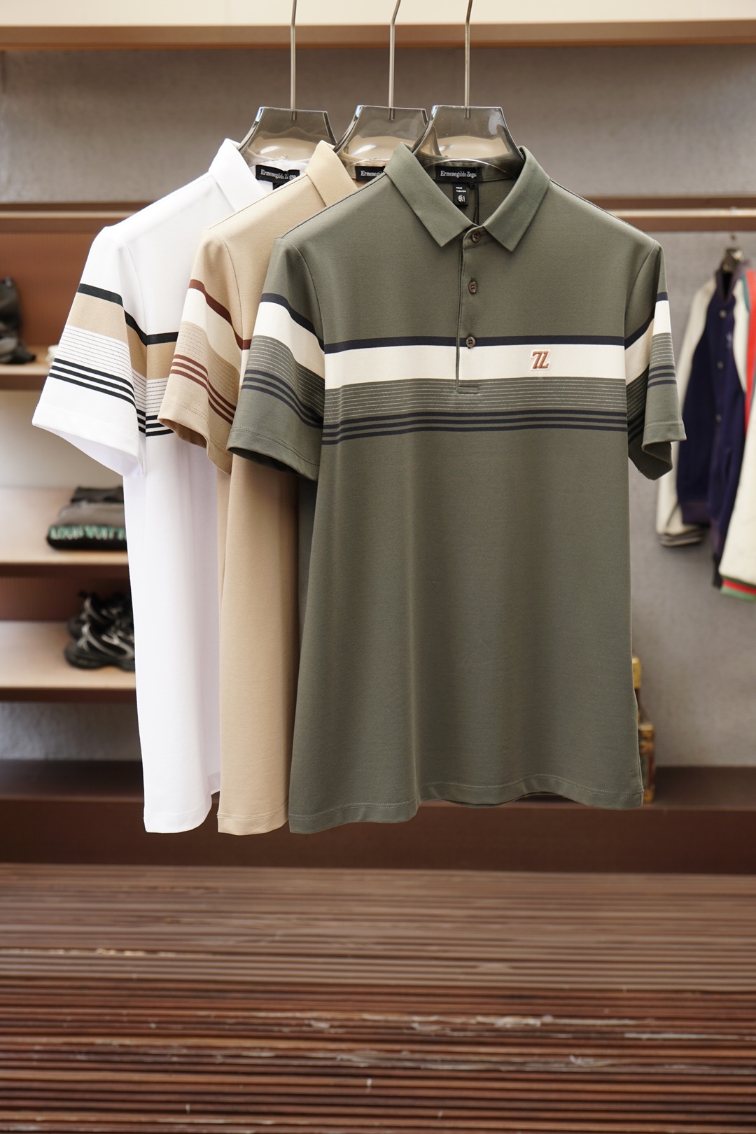 NO:857662,, Ermenegildo Zegna - 2026 spring and summer series new products Men's striped short-sleeved classic lapel design!  High-end custom-made versatile style that anyone can easily control. Made of high-end knitted fabrics!  Luxurious classic brand LOGO design, plus slimming stripes. It is a must-buy for those who know the quality and know-how!  The tailoring is slim-fitting, very refined, shows off aura, and highlights the sophistication of business men. This is unique, it has just the right amount of slim fit, and the upper body effect is great!  3 colors available #Sizes M-3XL,,zegna,T-shirt,19860909,杰尼亚- 2026春夏系列新品 男士条纹短袖经典翻领设计！高级定制百搭款式 任何人都可以轻松驾驭 采用高档针织面料！奢华经典品牌LOGO设计,加显瘦条纹.非常显档次懂货的必须入！版型剪裁属于修身款 非常精致,显气场,又会凸显商务男士的精致,这就是独到之处,恰到好处的修身,上身效果非常赞！3色可选#尺码M-3XL,,zegna,T-shirt,,Men's clothing