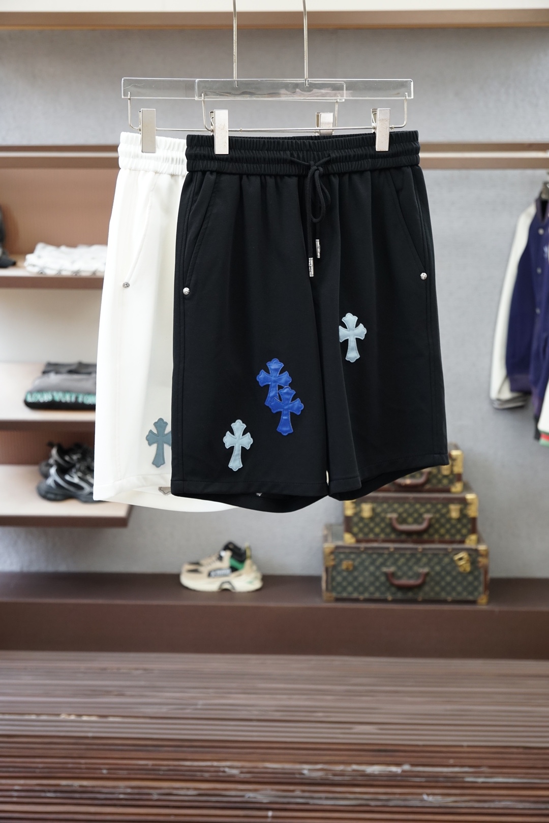 NO:857687,Chrome Hearts/2026 spring and summer new counters are synchronized with the latest casual shorts. The original pants type upper body is casual and versatile, casual and lazy style, advanced custom fabrics, customized craftsmanship are extremely comfortable. High-end atmosphere, whether you have the taste of summer, your first choice. M-3xL,,chrome hearts,shorts,19860909克罗心/2026春夏季新款专柜同步最新休闲短裤.原版裤型上身休闲百搭、随性慵懒范,高级定制面料,订制工艺 舒适感爆棚.高端大气,夏天的味道有没有,首选 .M-3xL,,chrome hearts,shorts,,Men's clothing