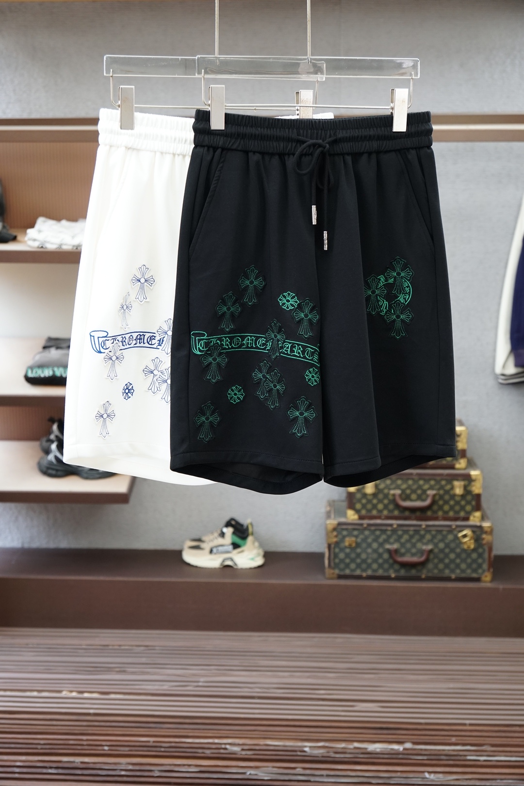 NO:857775,Chrome Hearts/2026 Spring and Summer New Counter Synchronizes the latest casual shorts. The original pants type upper body is casual and versatile, with a casual and lazy style, advanced customization of high-weight and high-density pure cotton fabrics, custom-made heavy embroidery technology, and overwhelming comfort. High-end atmosphere, whether you have the taste of summer, your first choice. M-3xL,,chrome hearts,shorts,19860909克罗心/2026春夏季新款专柜同步最新休闲短裤.原版裤型上身休闲百搭、随性慵懒范,高级定制高克重高密度纯棉面料,订制重工刺绣工艺 舒适感爆棚.高端大气,夏天的味道有没有,首选 .M-3xL,,chrome hearts,shorts,,Men's clothing